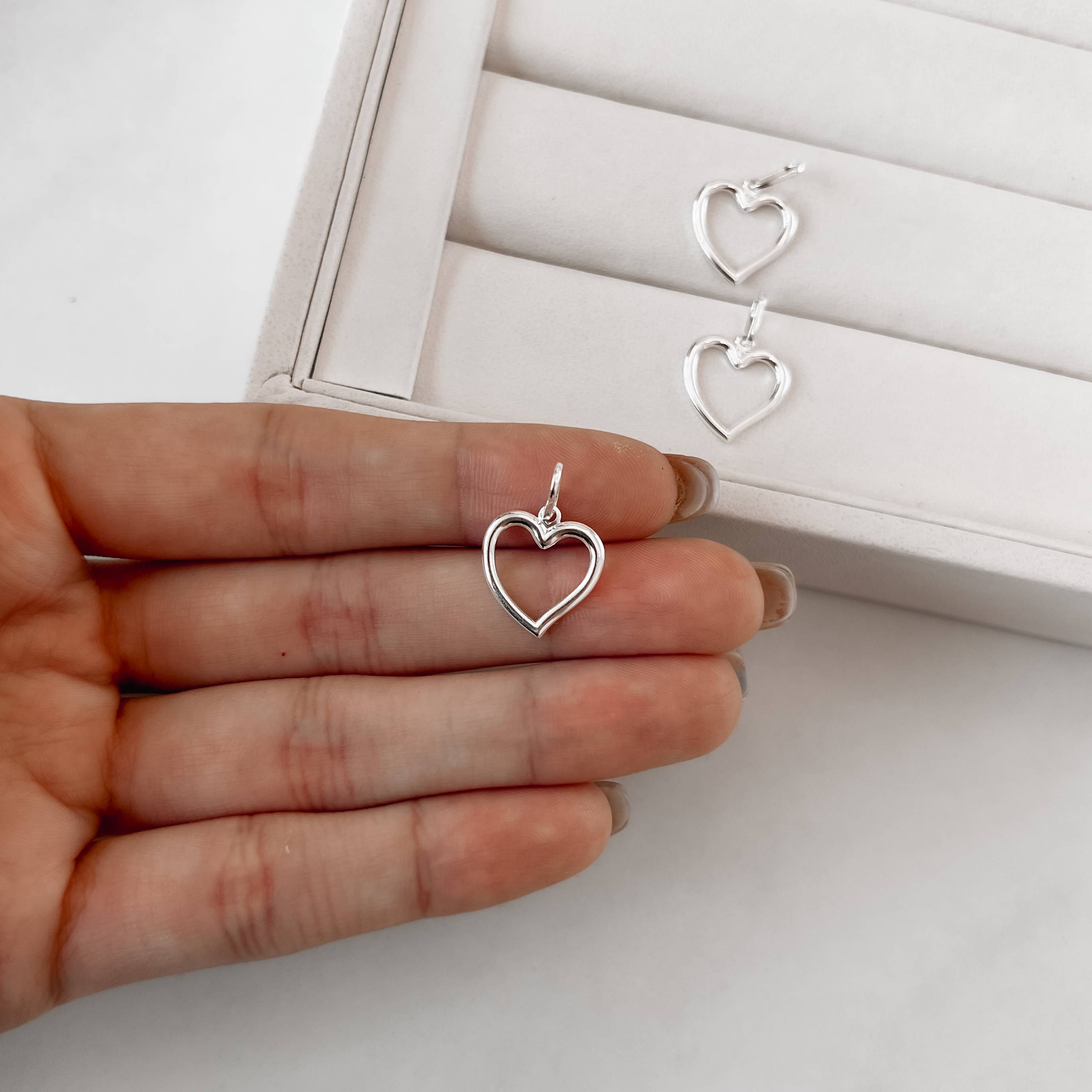 Pingente coração vazado esquerdo 15mm