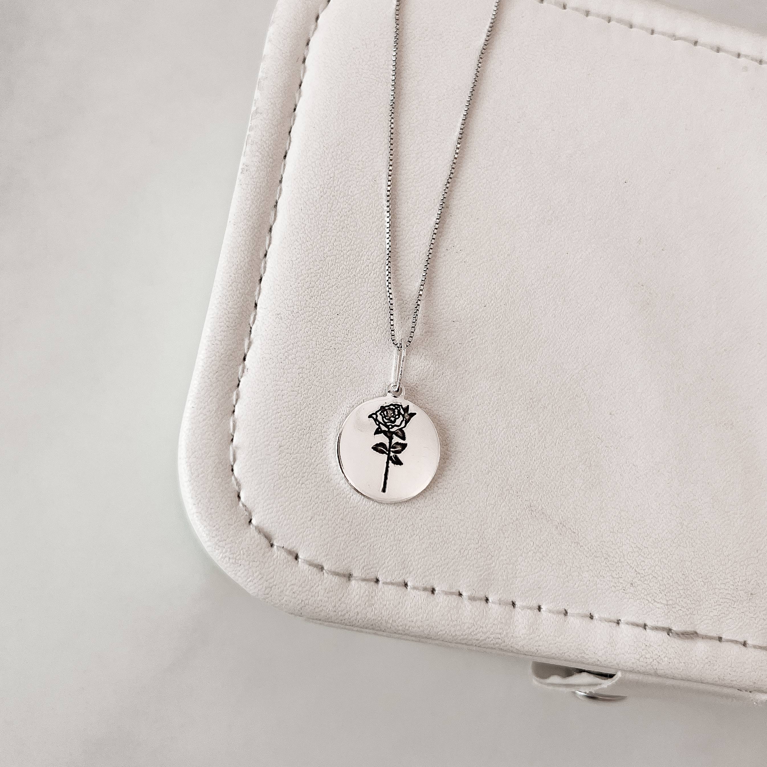 Imagem Colar pingente medalha rosa resina 15mm 45cm