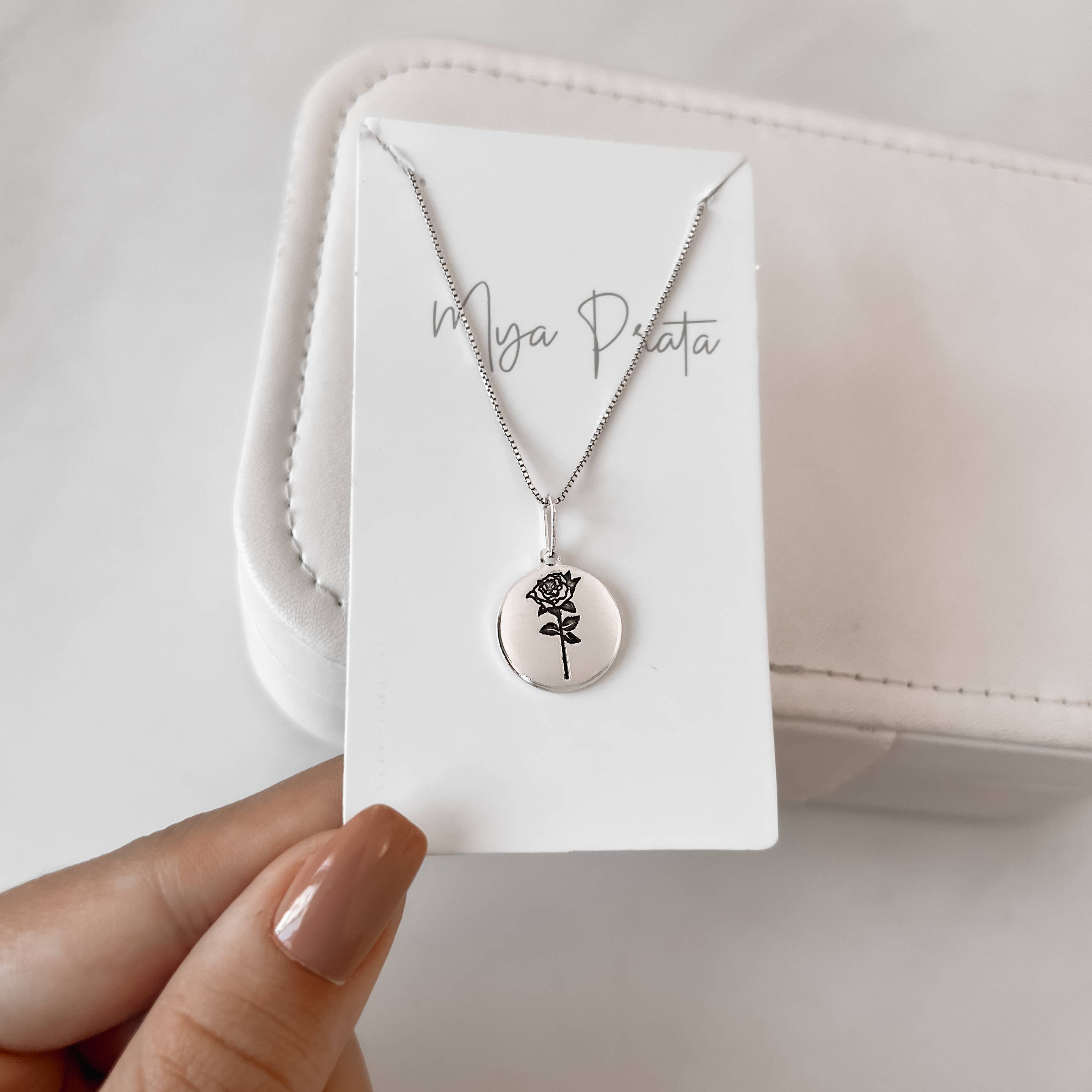 Imagem Secundária Colar pingente medalha rosa resina 15mm 45cm