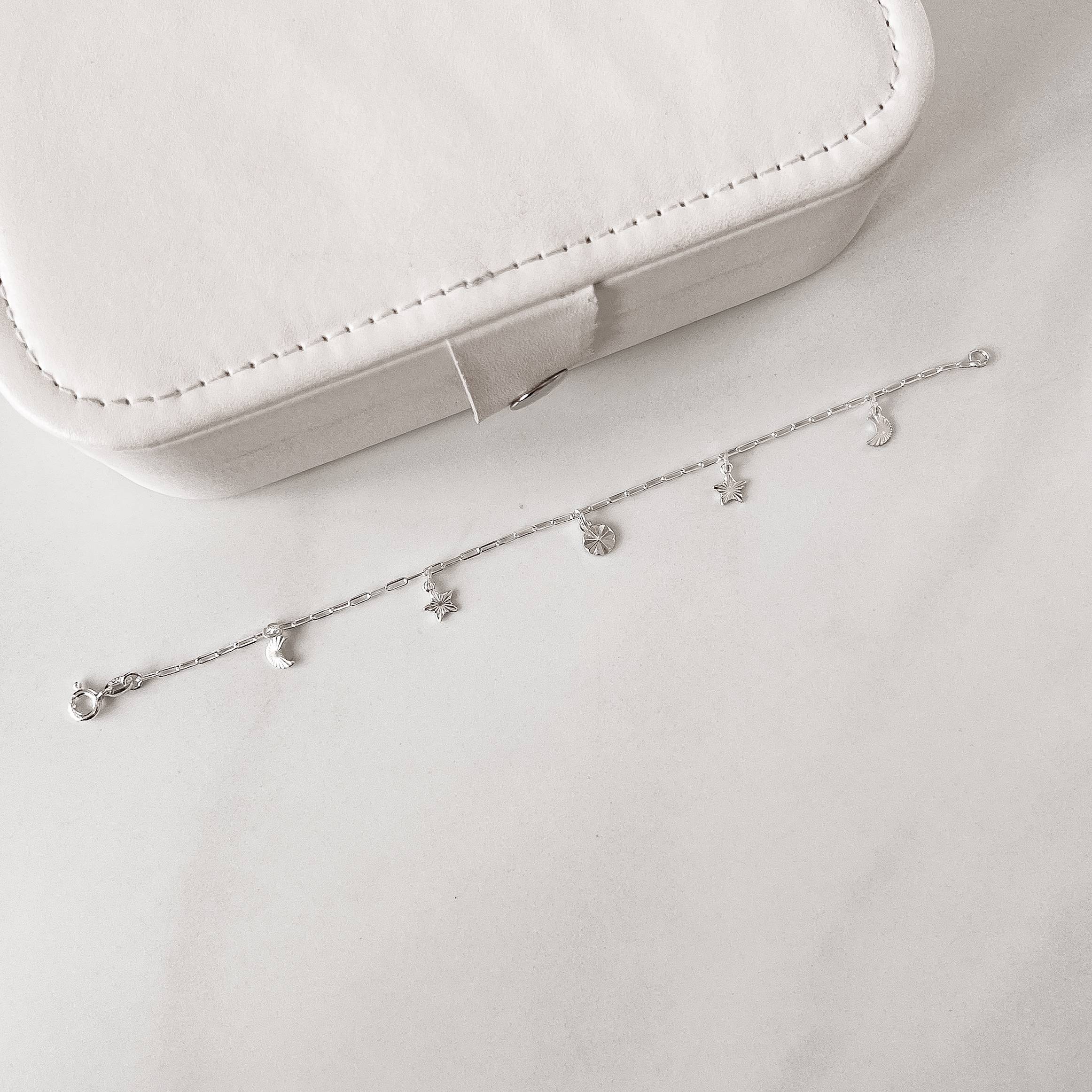 Pulseira pingentes lua, estrela e círculo com vinco