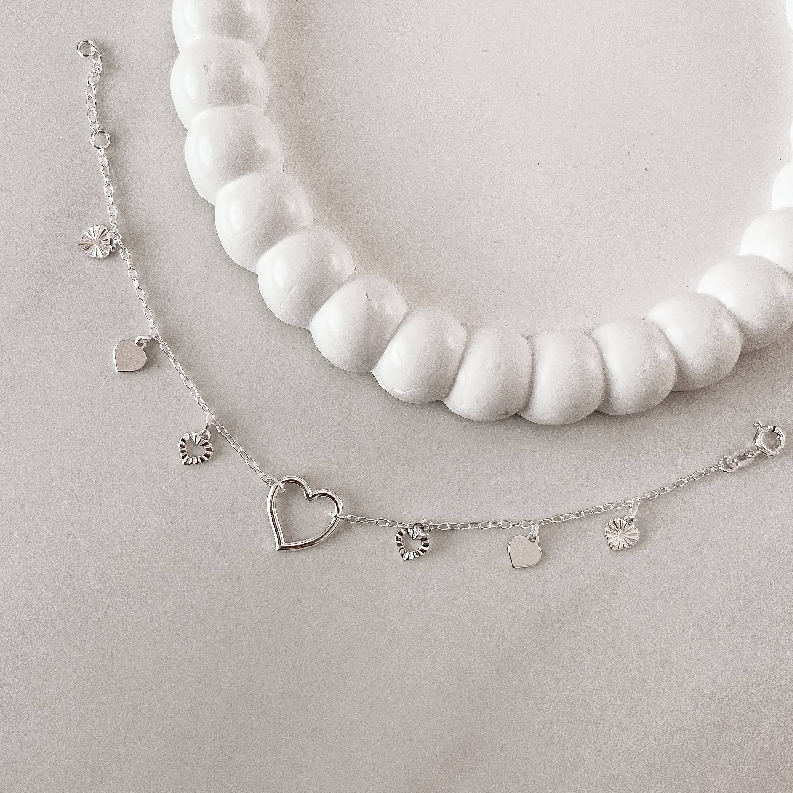 Pulseira entremeio coração vazado pingentes corações liso e vazado com vinco