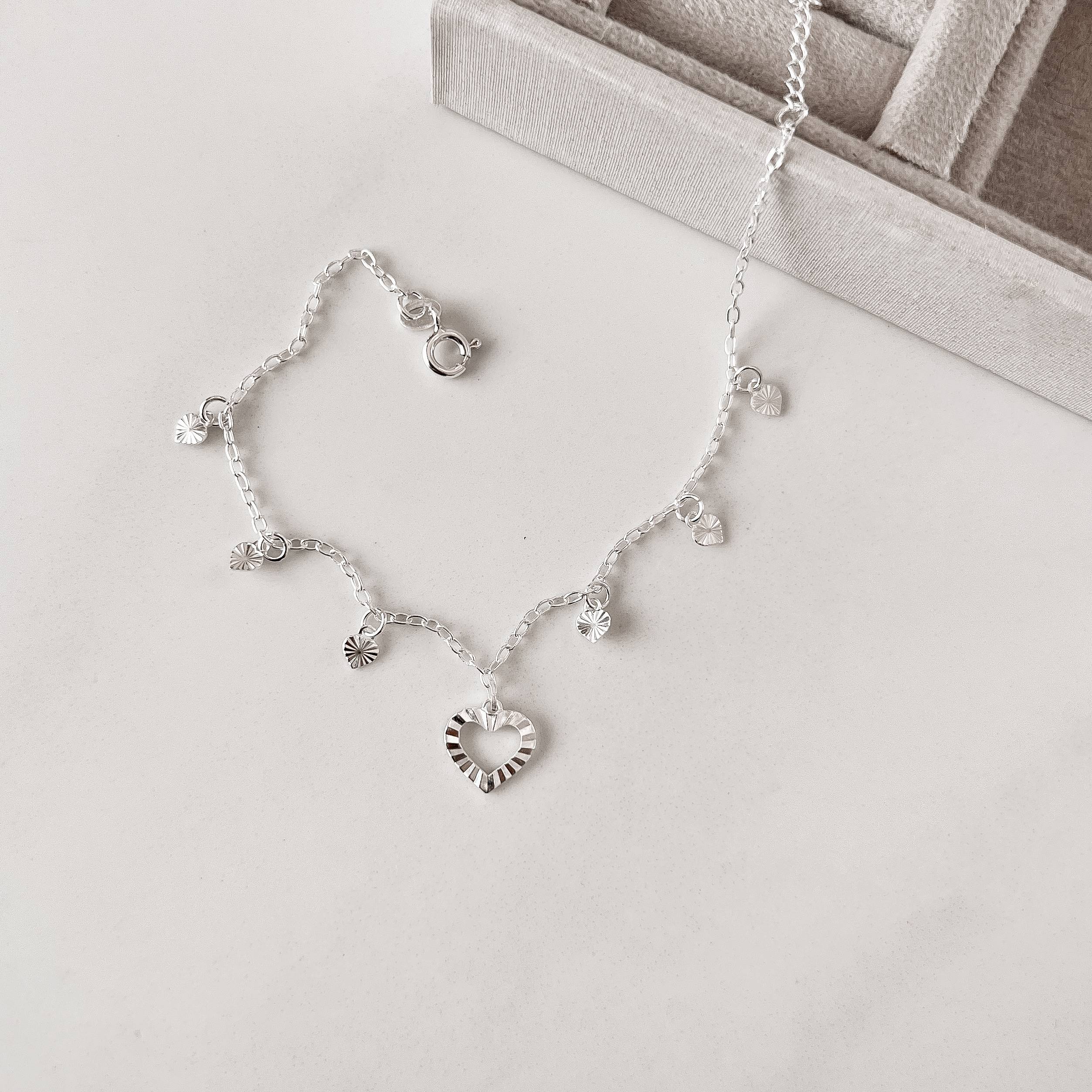 Pulseira pingentes coração vazado e mini corações com vinco