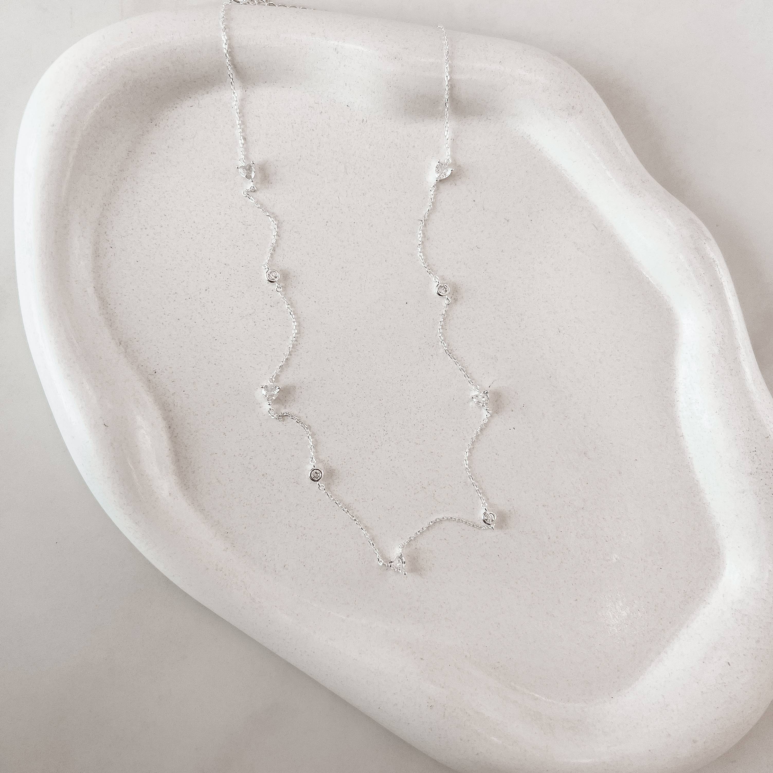 Imagem Colar entremeio zircônias redonda 4mm e coração 5mm 40+5cm