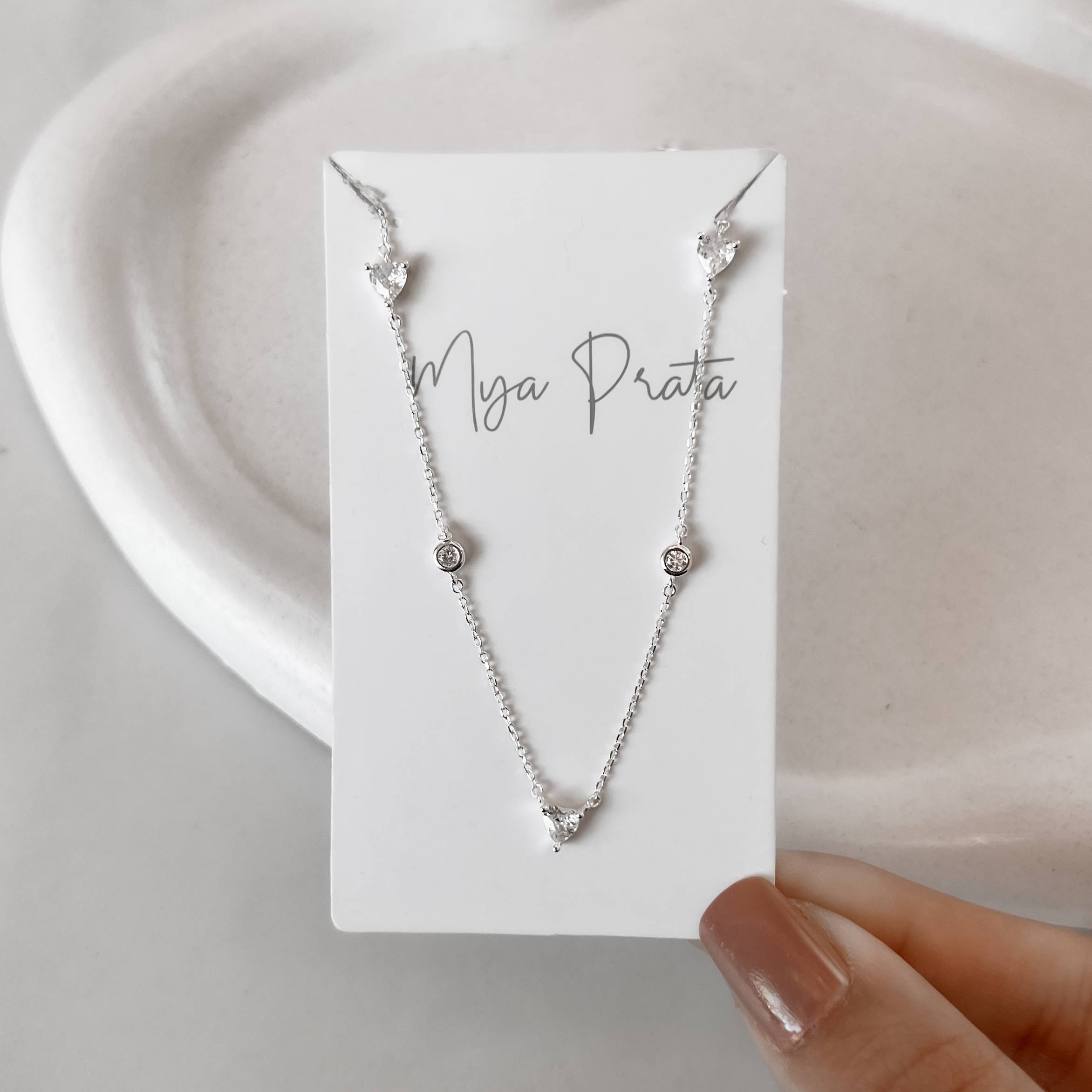 Imagem Secundária Colar entremeio zircônias redonda 4mm e coração 5mm 40+5cm