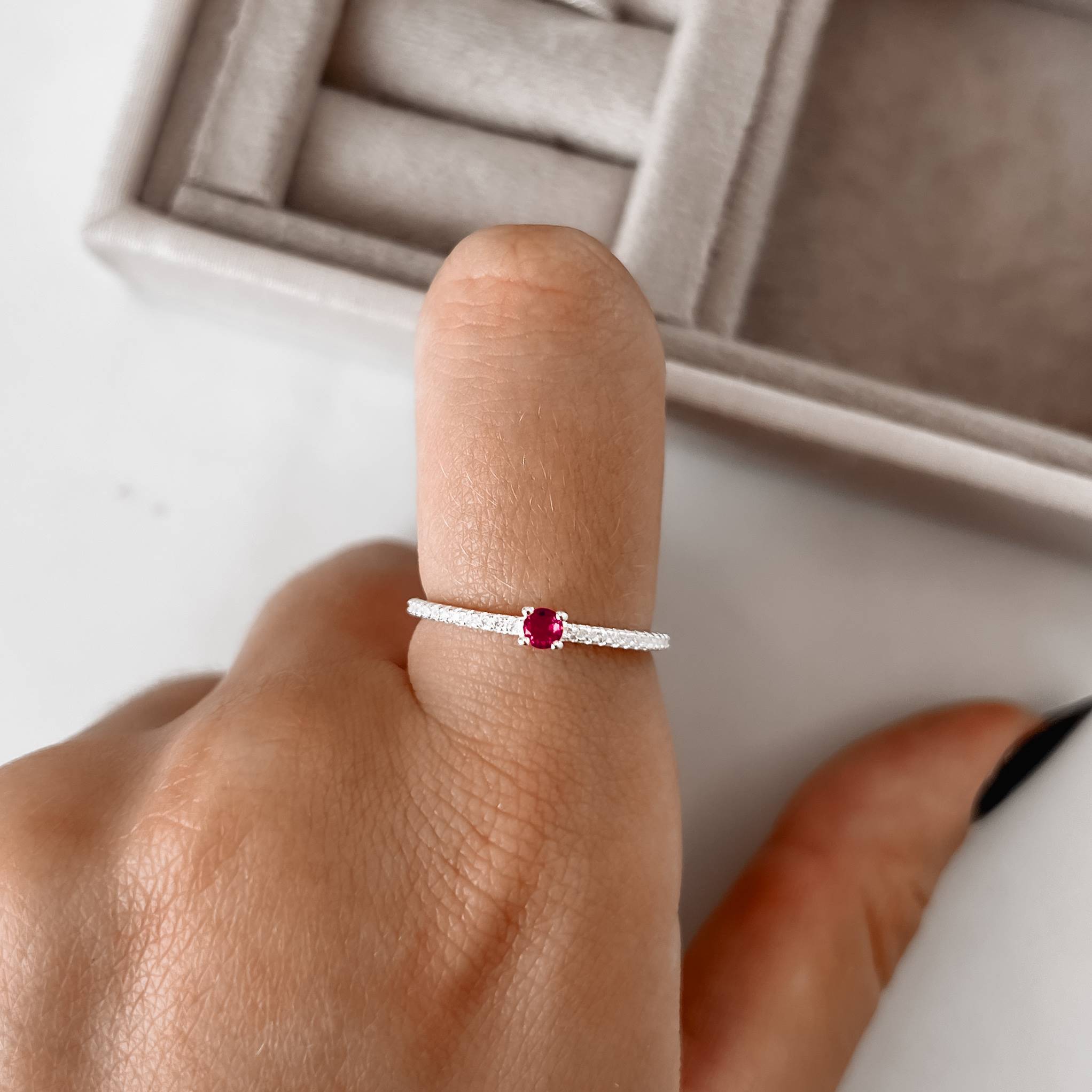 Imagem Secundária Anel meia aliança com solitário rubi 3mm