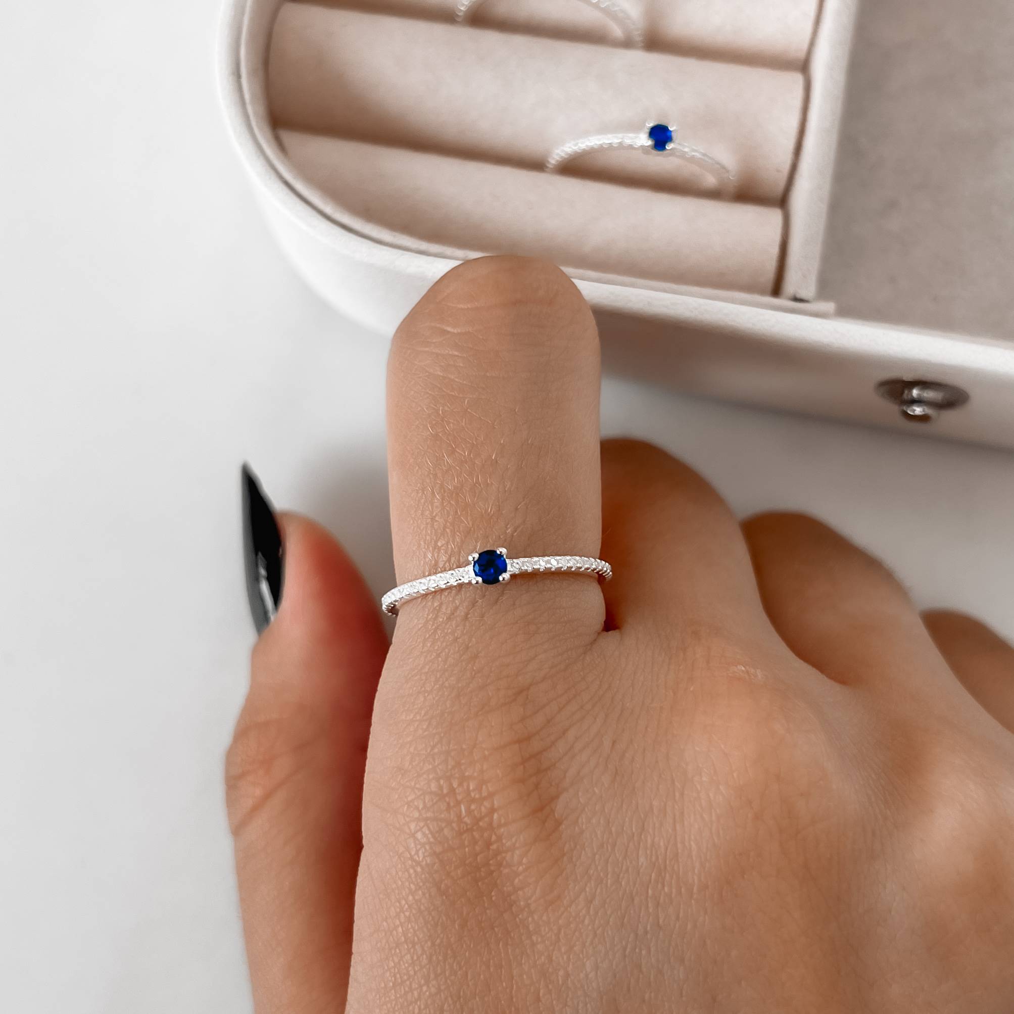 Anel meia aliança com solitário azul 3mm