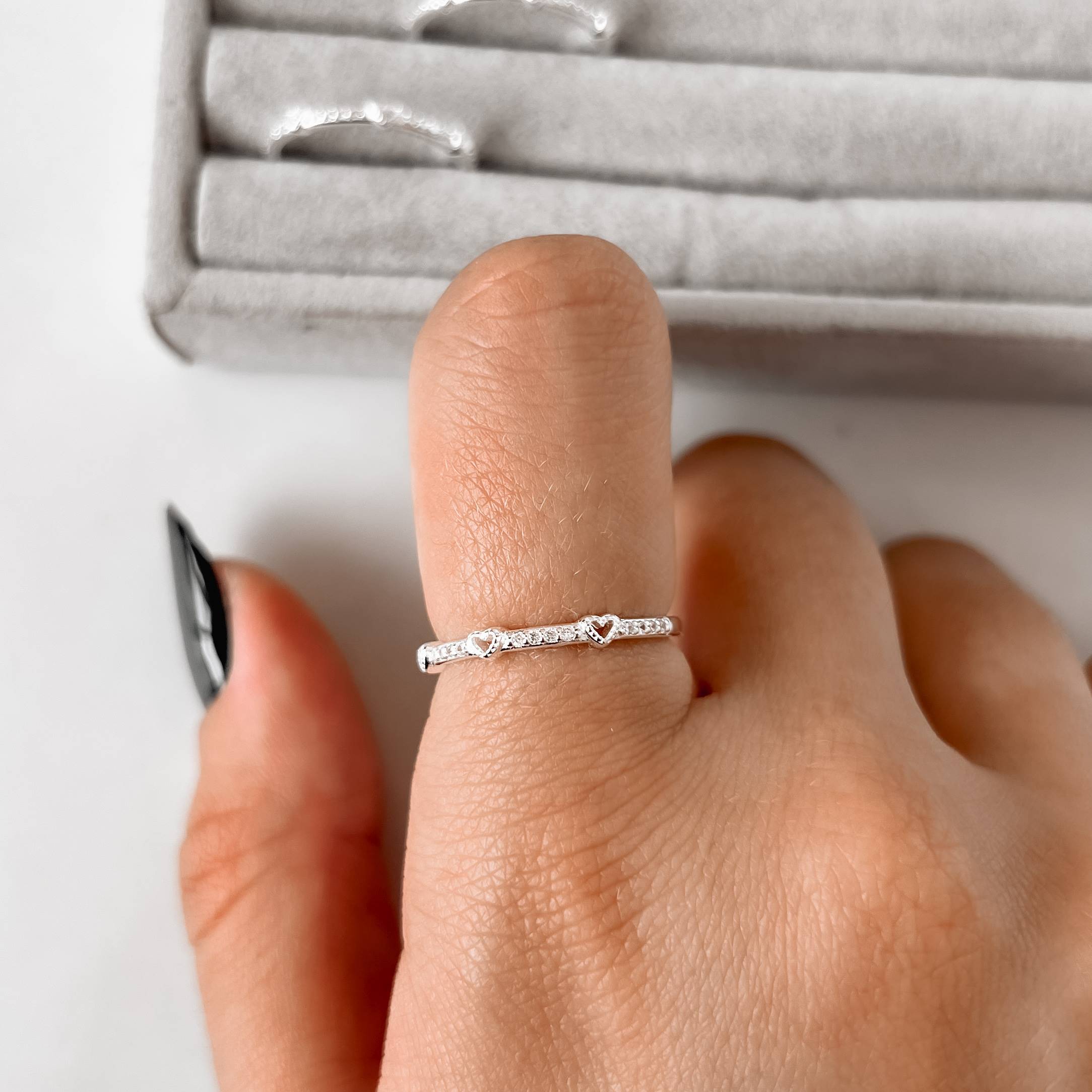 Imagem Anel meia aliança com mini corações vazados