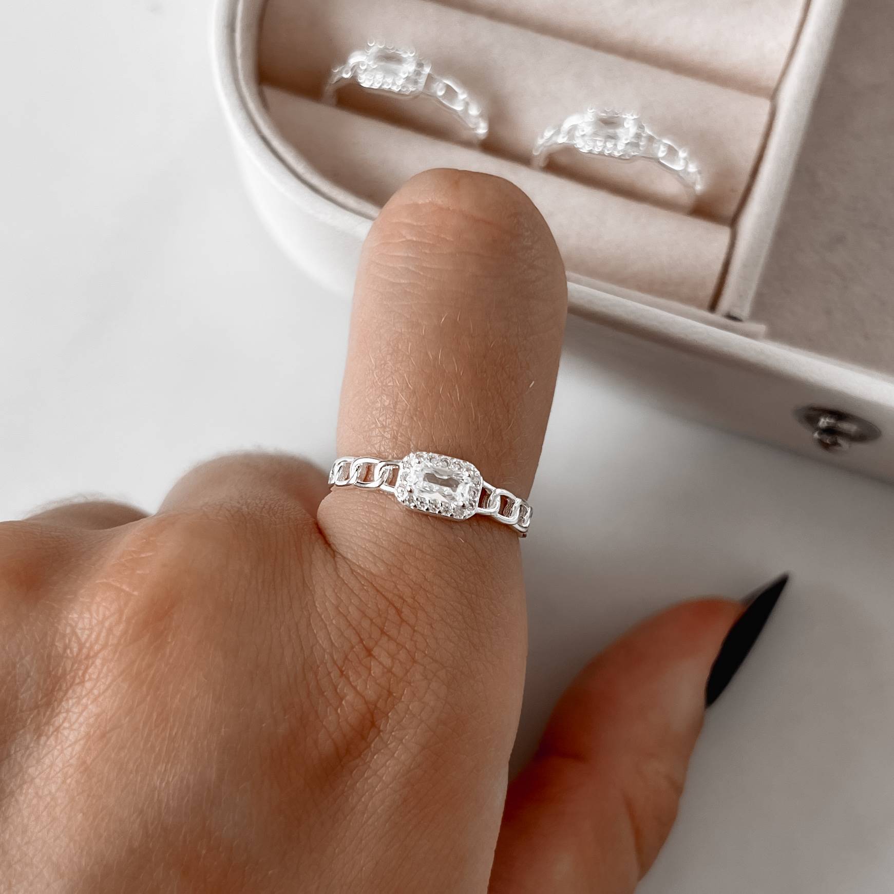 Imagem Anel zircônia retangular com cravejado detalhe corrente