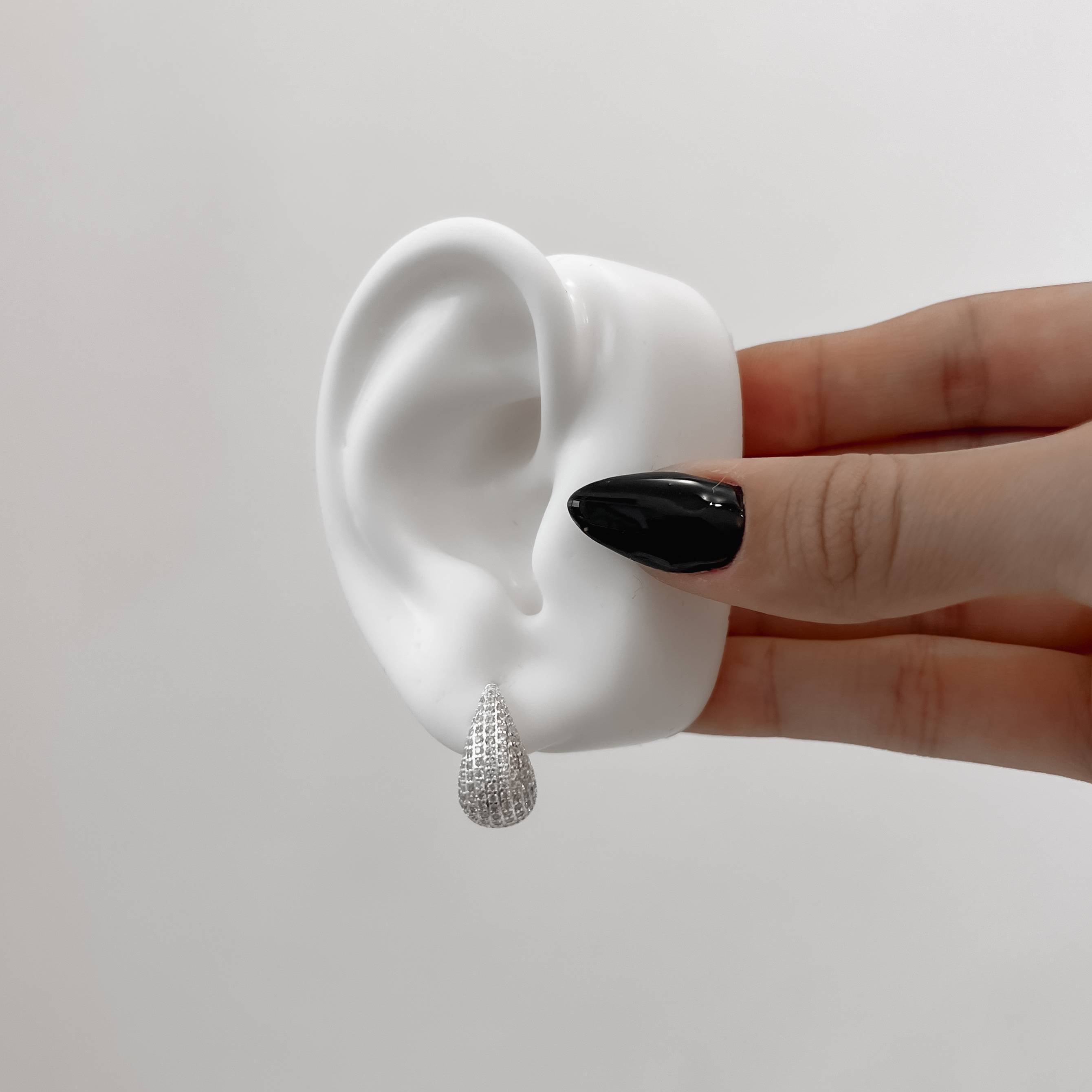 Imagem Brinco gota pesada cravejada 18mm