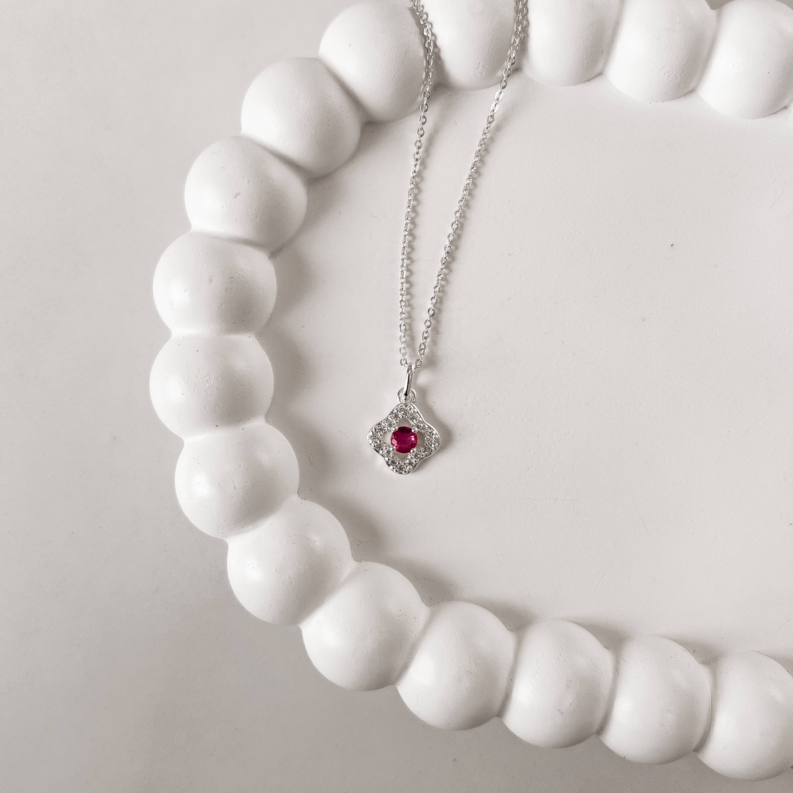 Imagem Colar pingente trevo vazado cravejado com zircônia cereja 11mm corrente cadeadinho 45cm