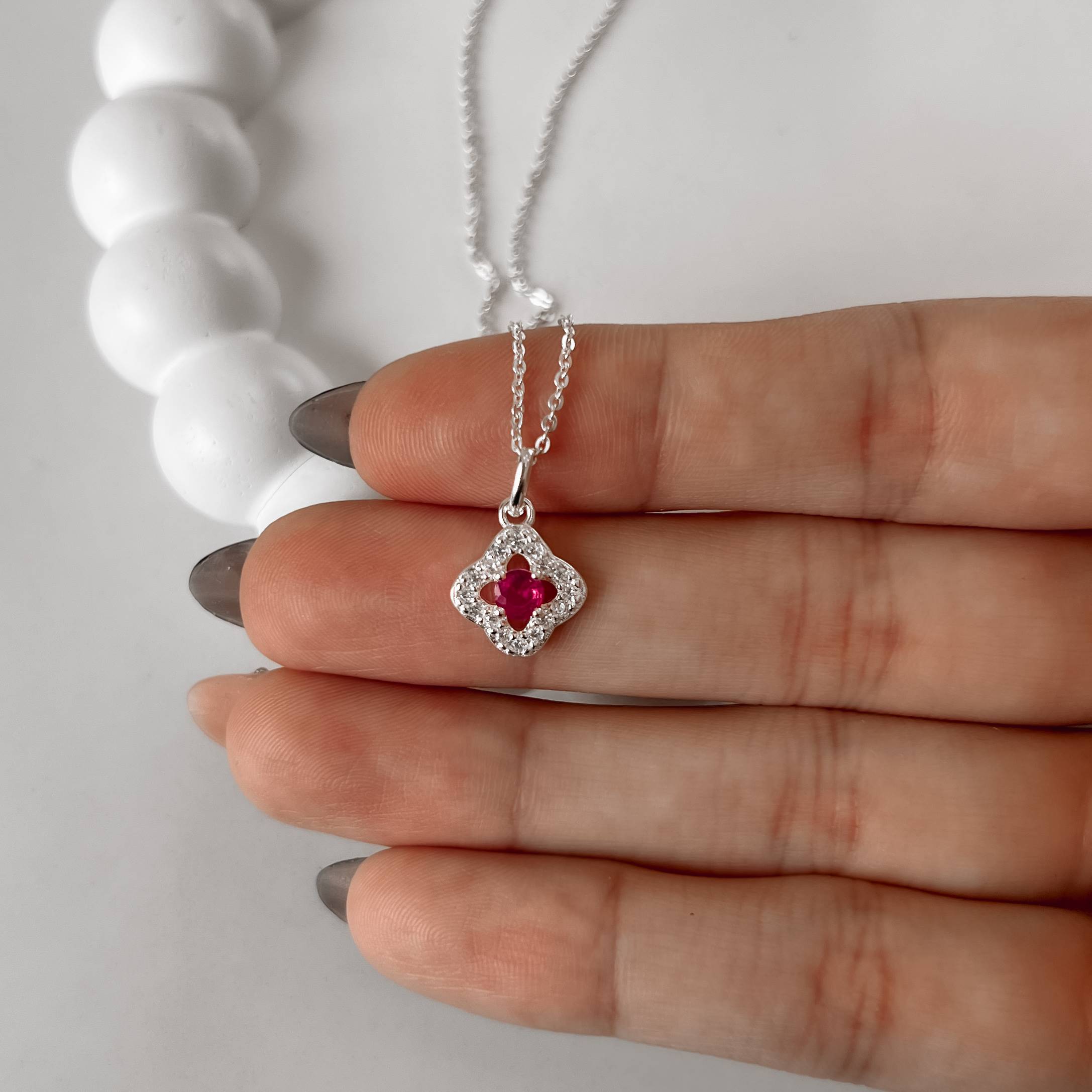 Imagem Secundária Colar pingente trevo vazado cravejado com zircônia cereja 11mm corrente cadeadinho 45cm