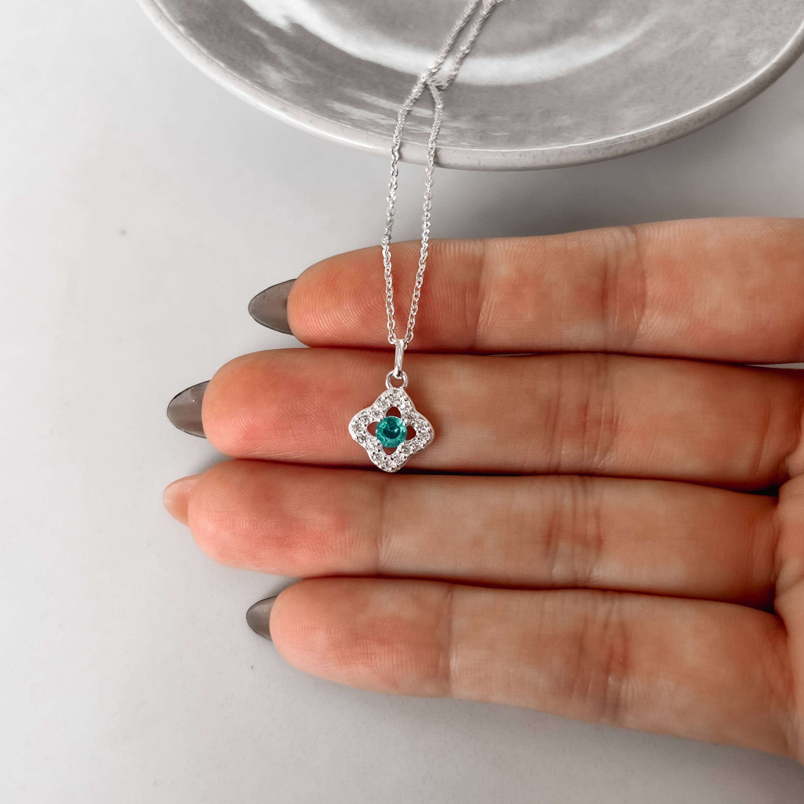 Imagem Secundária Colar pingente trevo vazado cravejado com zircônia acqua 11mm corrente cadeadinho 45cm