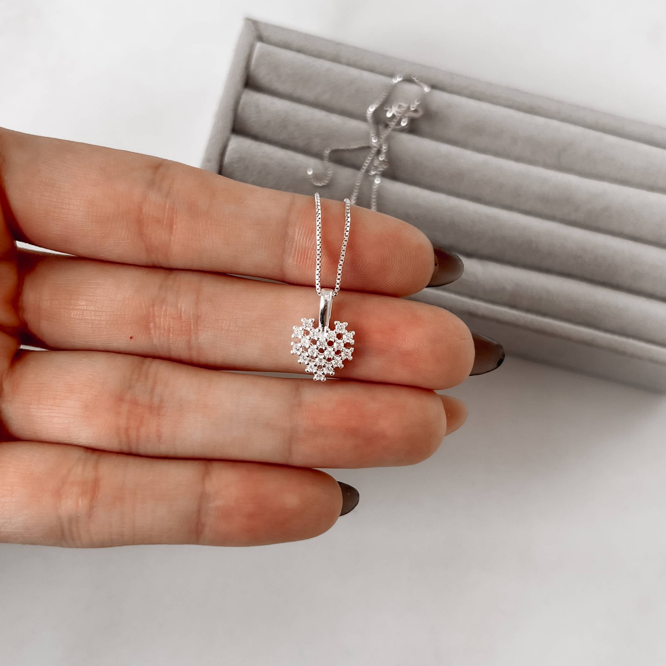 Imagem Colar pingente coração rendado cravejado 10mm 45cm