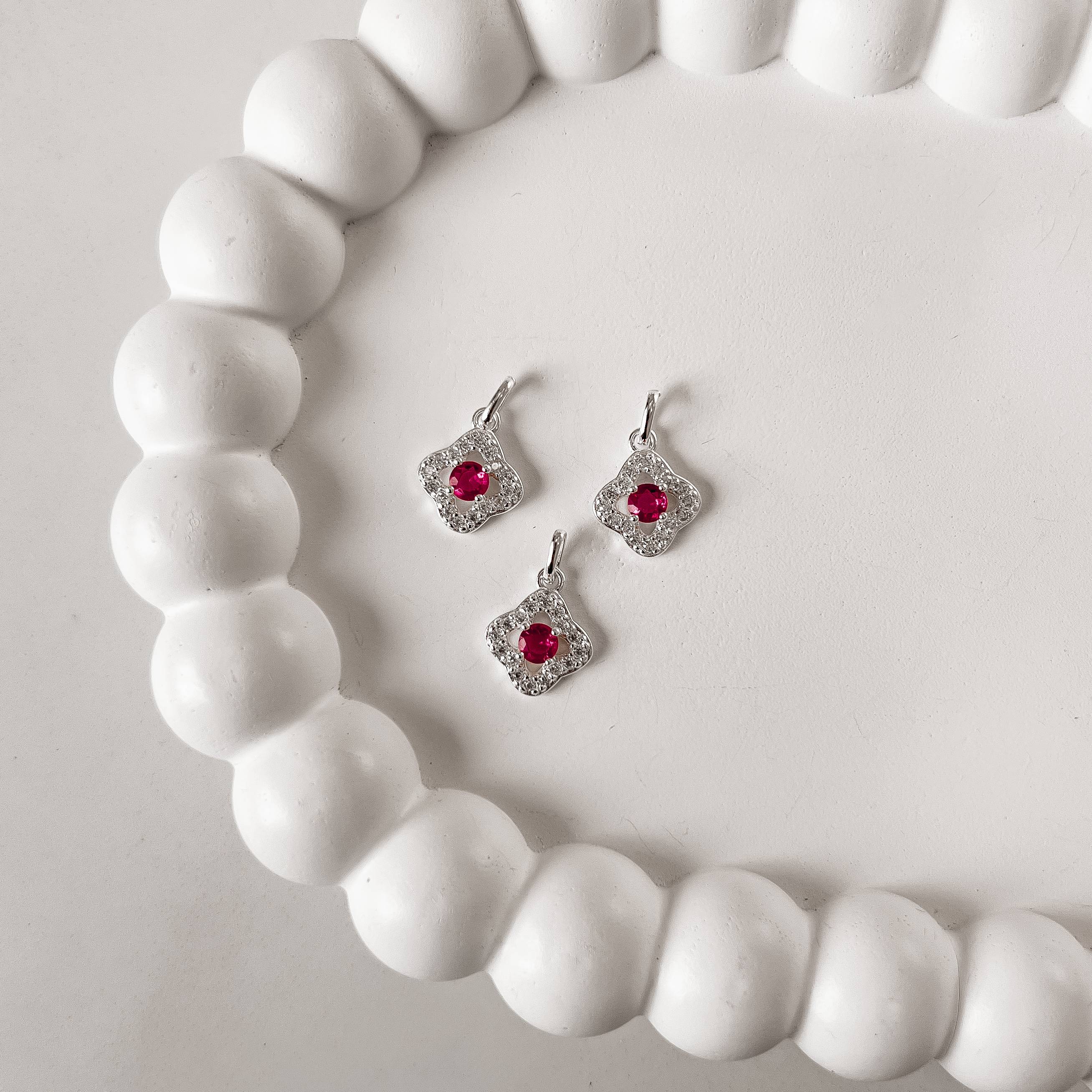 Pingente trevo vazado cravejado com zircônia cereja 11mm