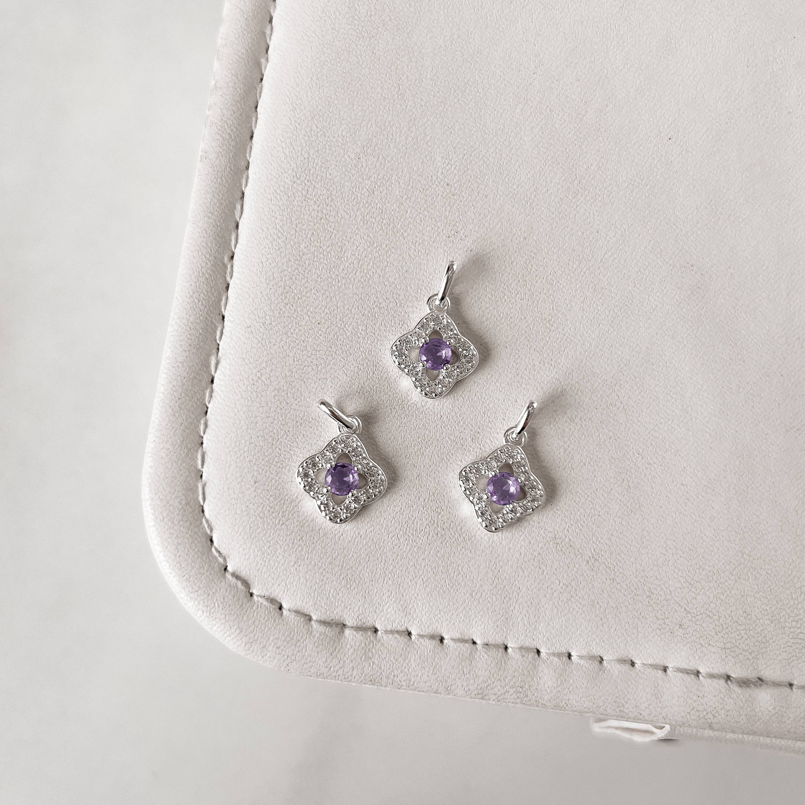 Pingente trevo vazado cravejado com zircônia lilás 11mm