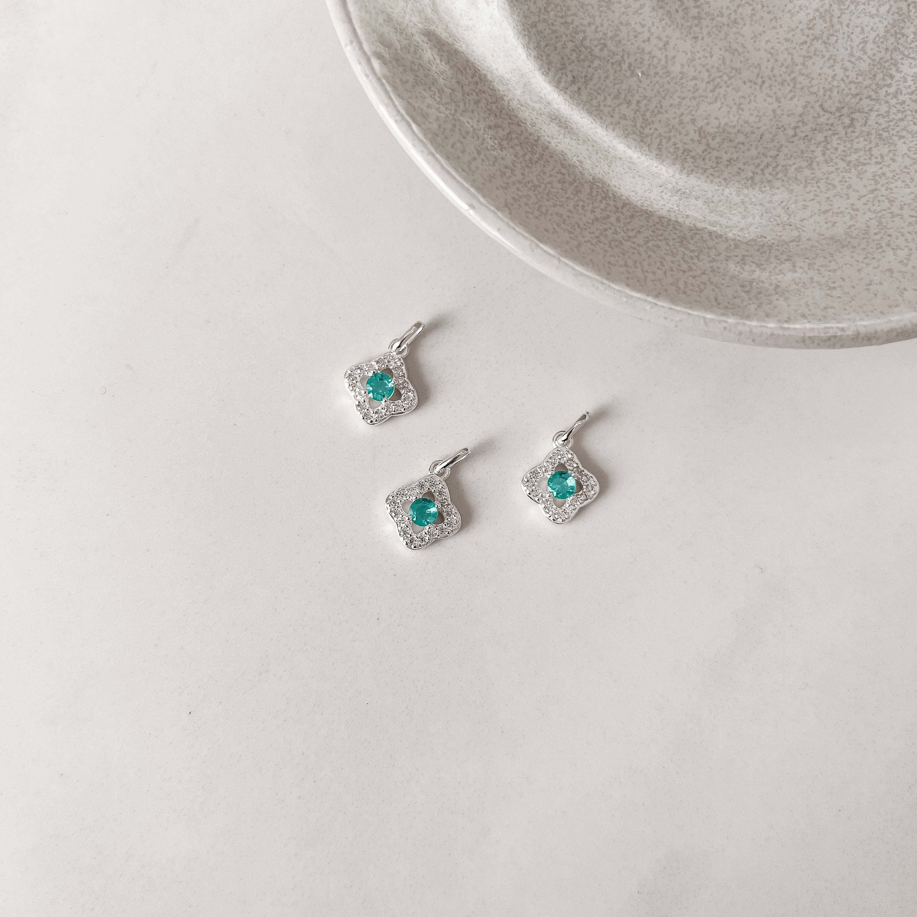 Pingente trevo vazado cravejado com zircônia acqua 11mm