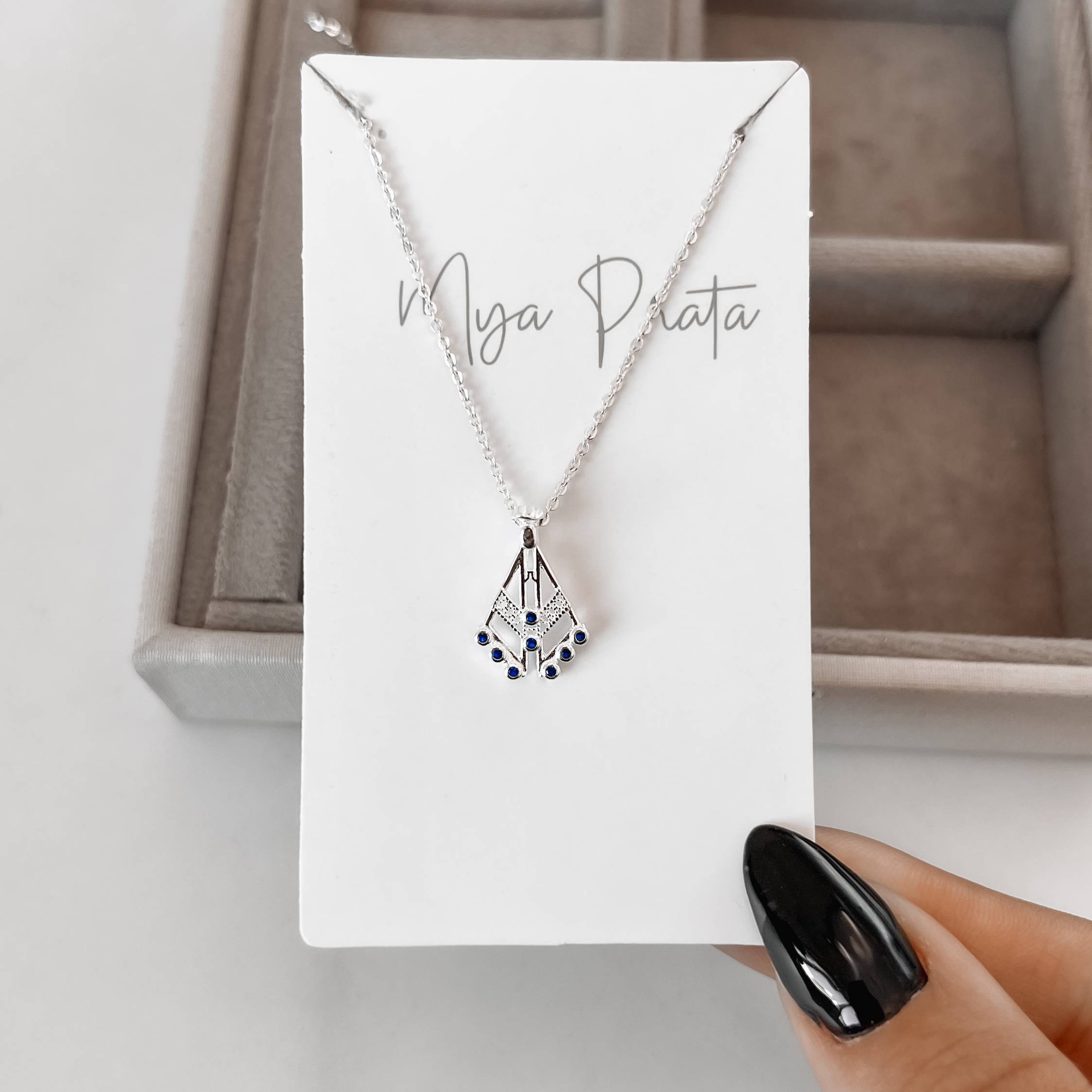 Imagem Colar Nsa. Sra. Aparecida vazada detalhe cravejado azul 17mm corrente cadeadinho 45cm