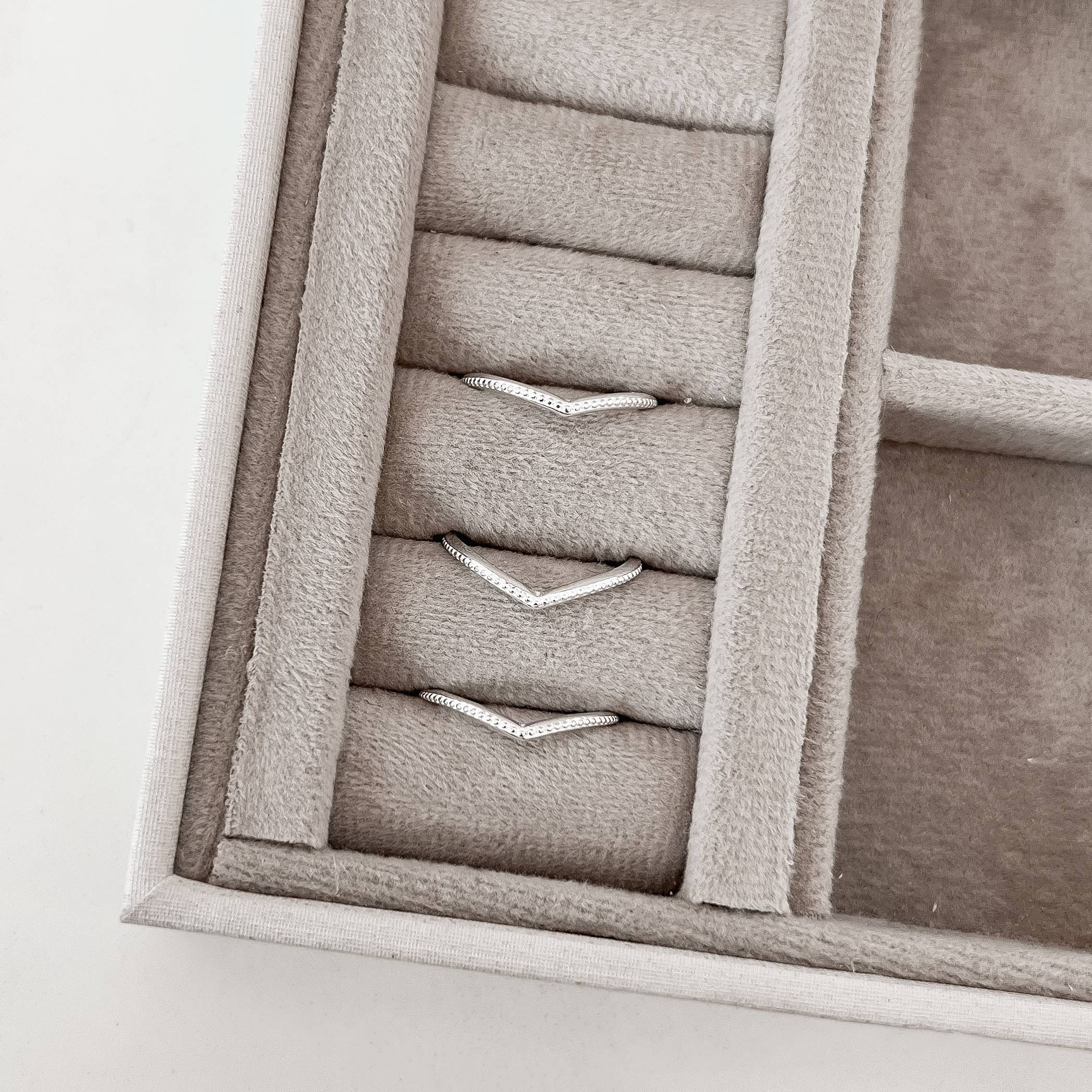 Imagem Anel mini V detalhe bolinhas