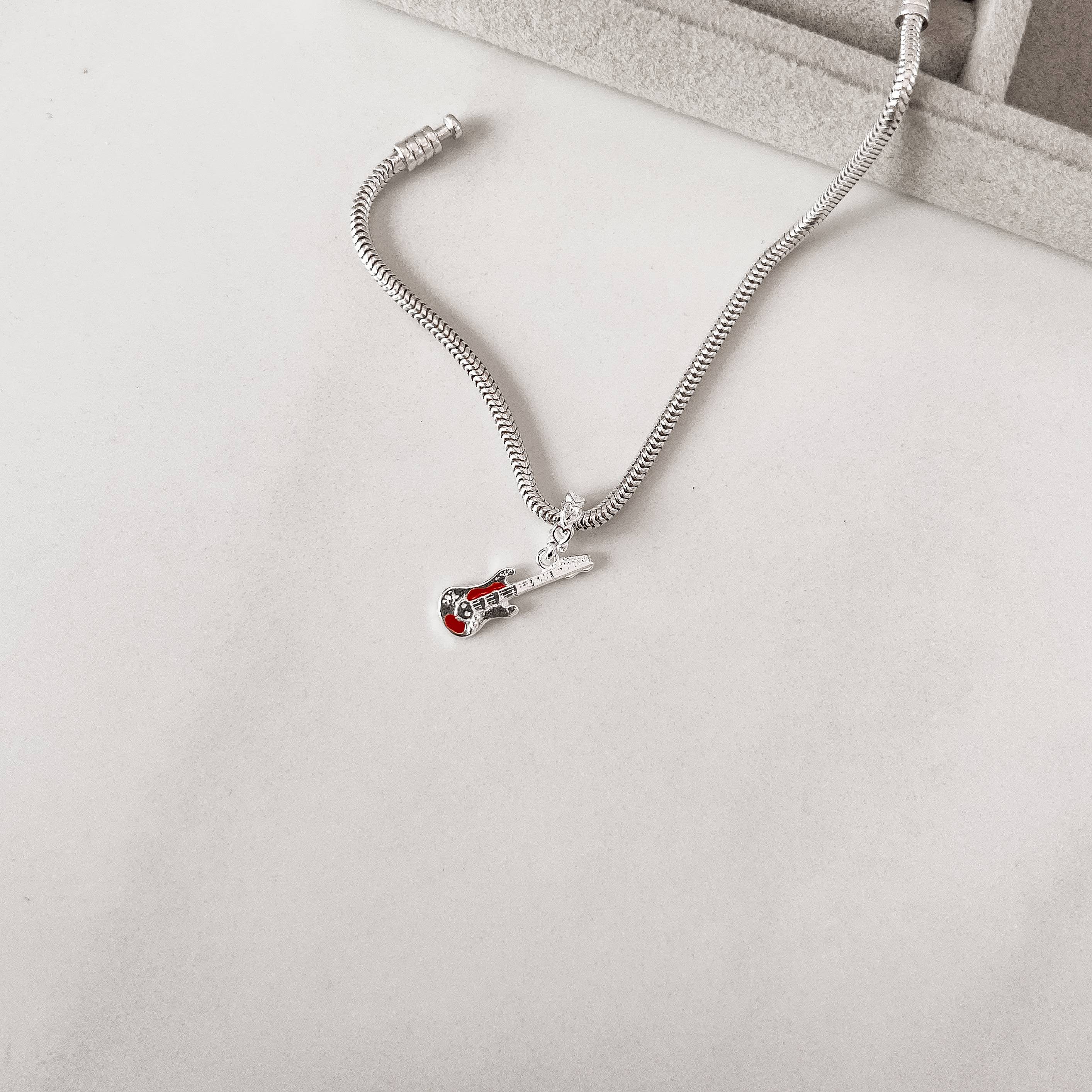 Berloque pingente guitarra elo corações vazados resina 20mm