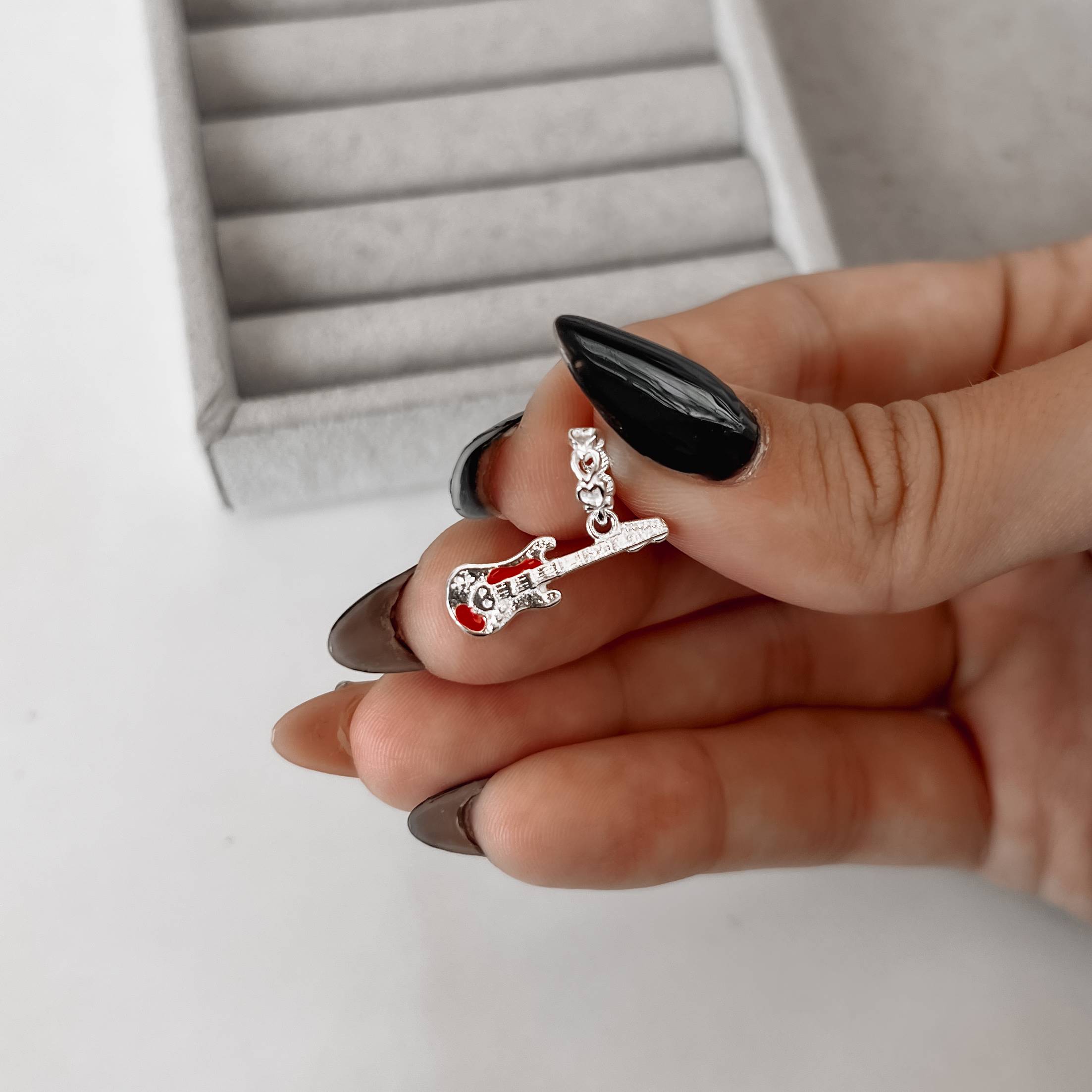 Berloque pingente guitarra elo corações vazados resina 20mm