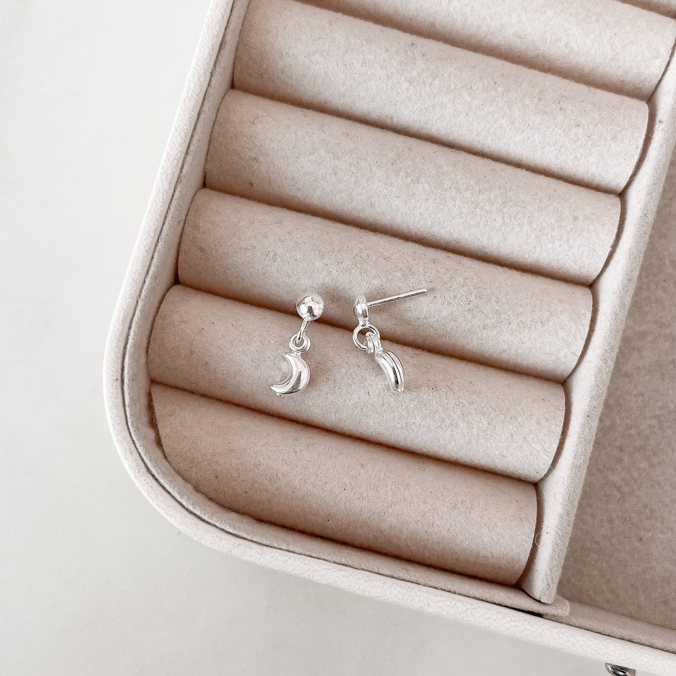 Brinco círculo com pingente lua 6mm