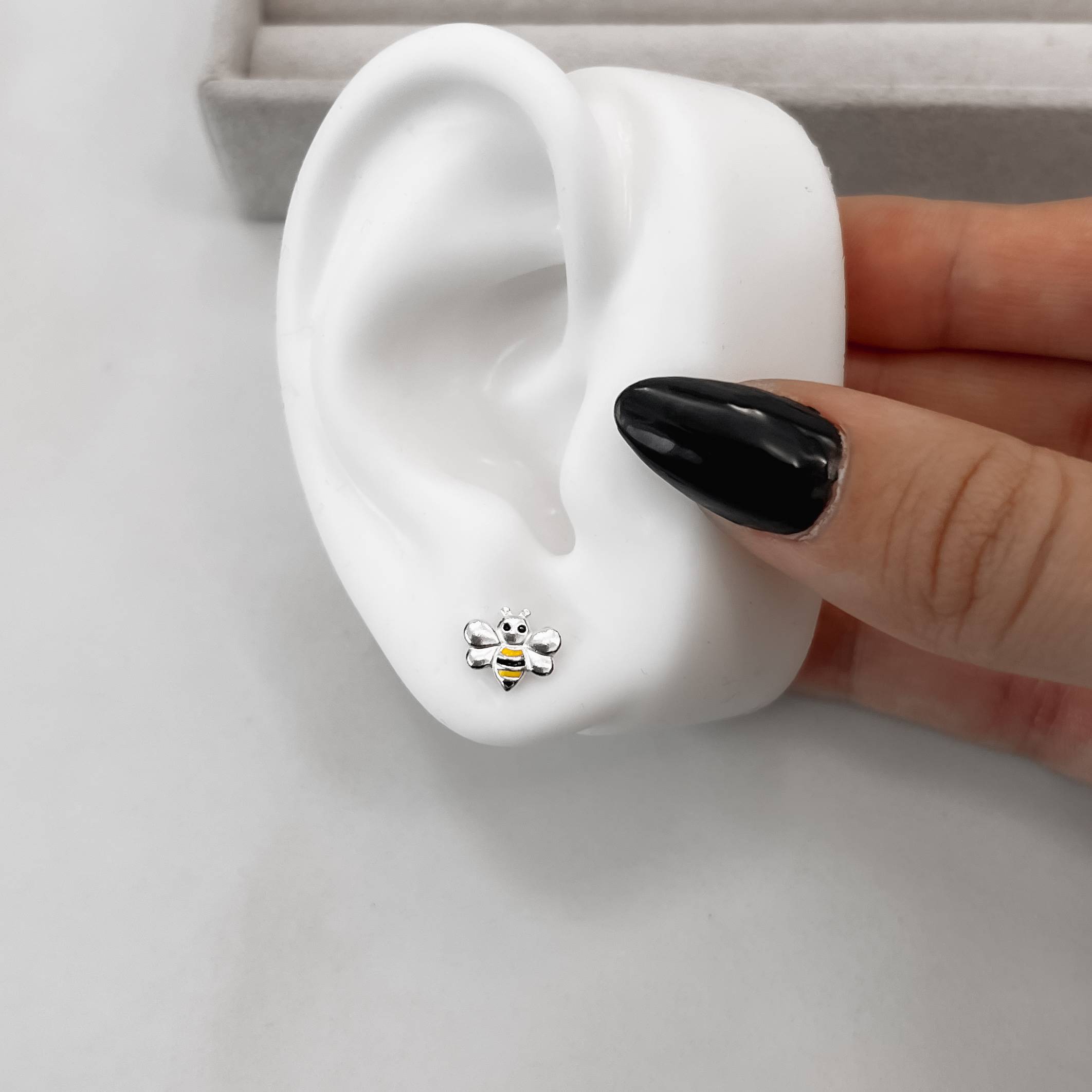 Imagem Secundária Brinco infantil abelha resina 9mm tarraxa comum