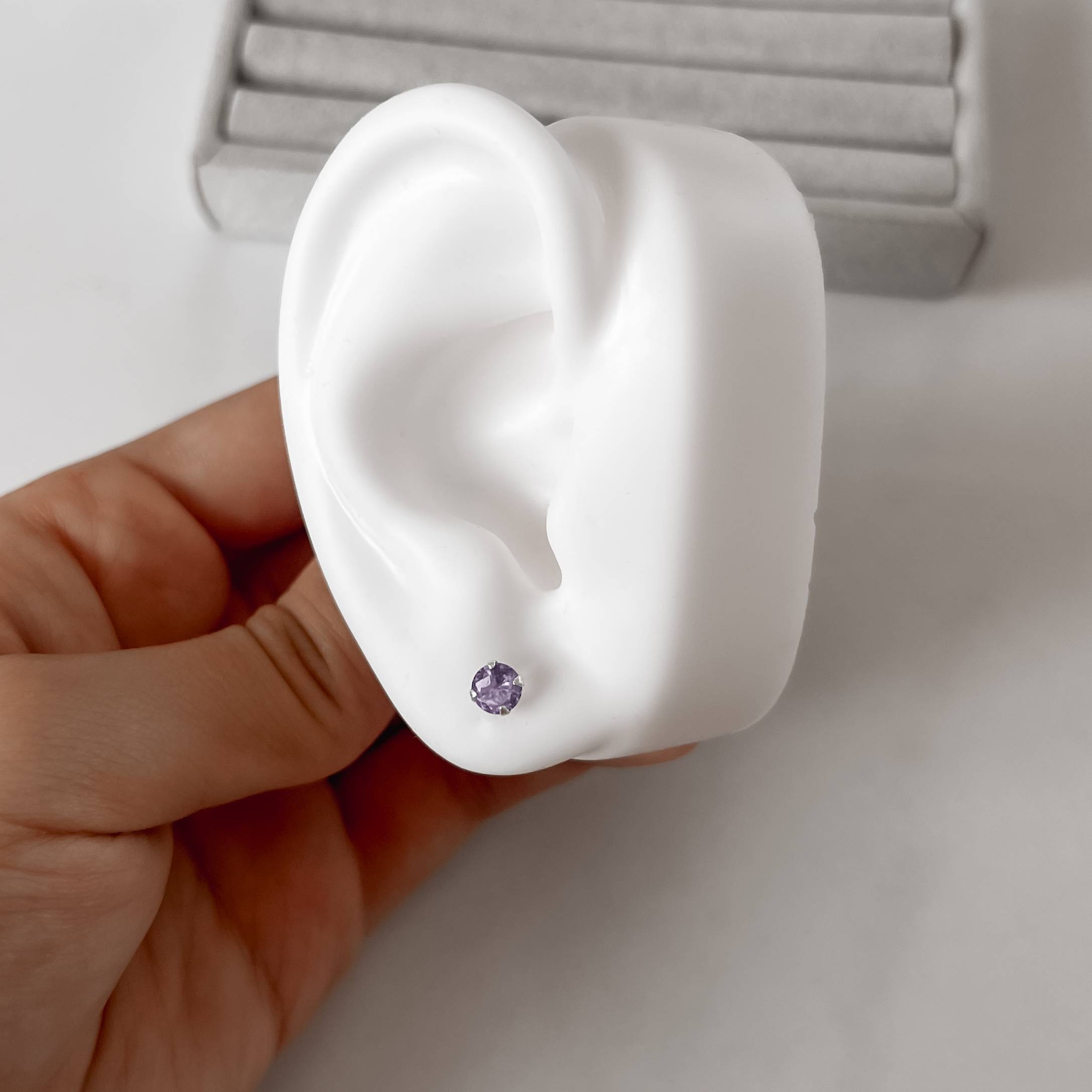 Brinco zircônia redonda lilás 5mm