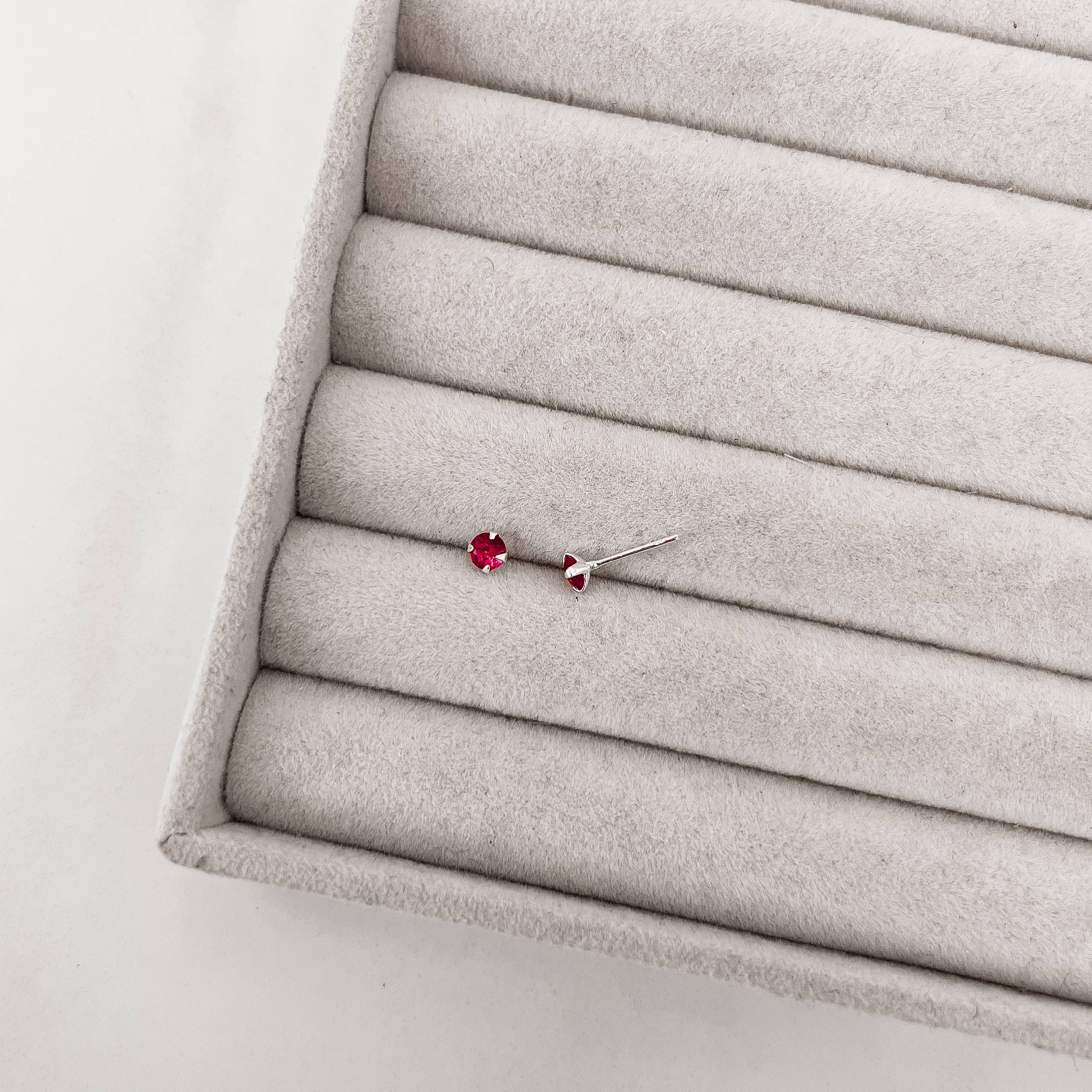 Brinco zircônia redonda cereja 4mm