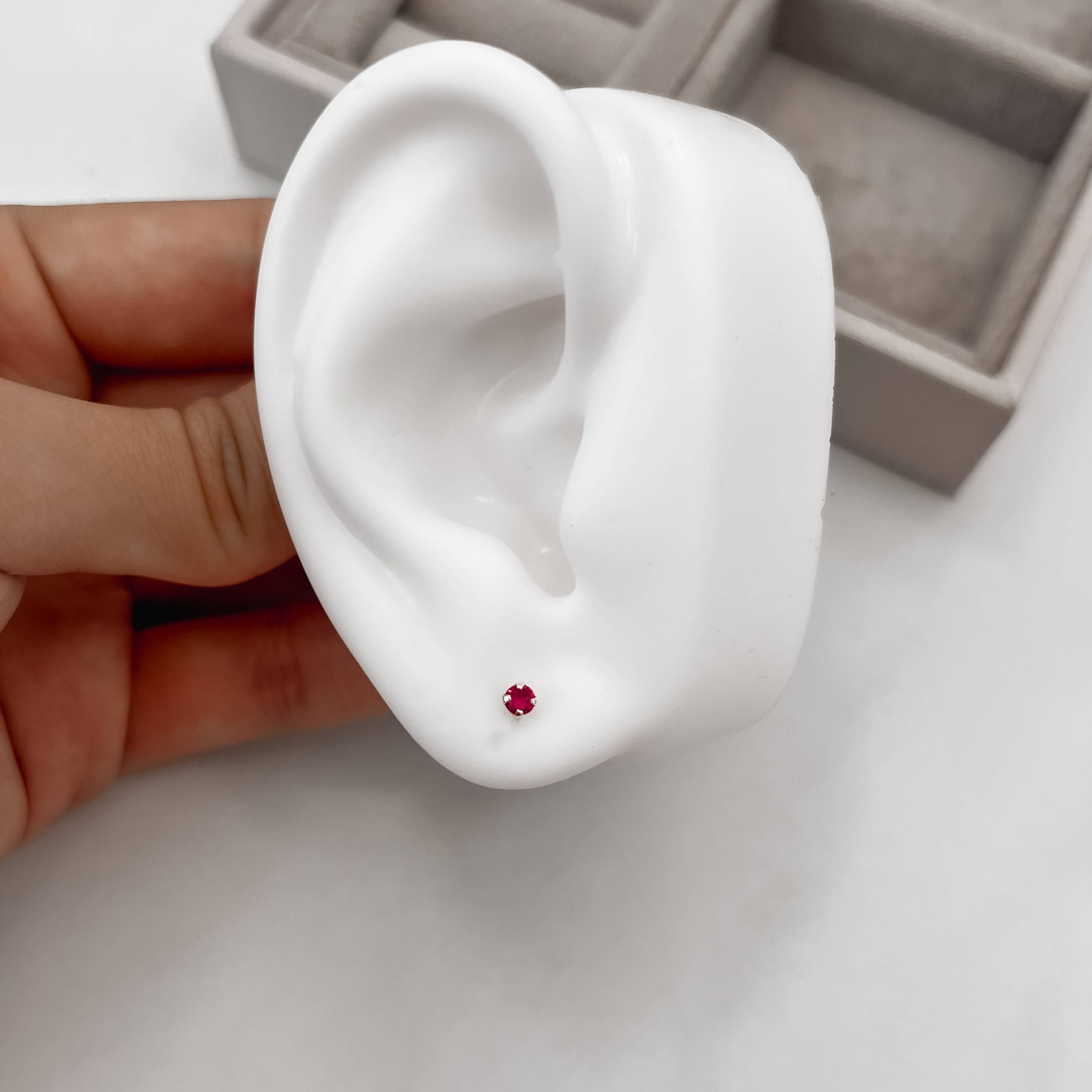 Brinco zircônia redonda cereja 3mm