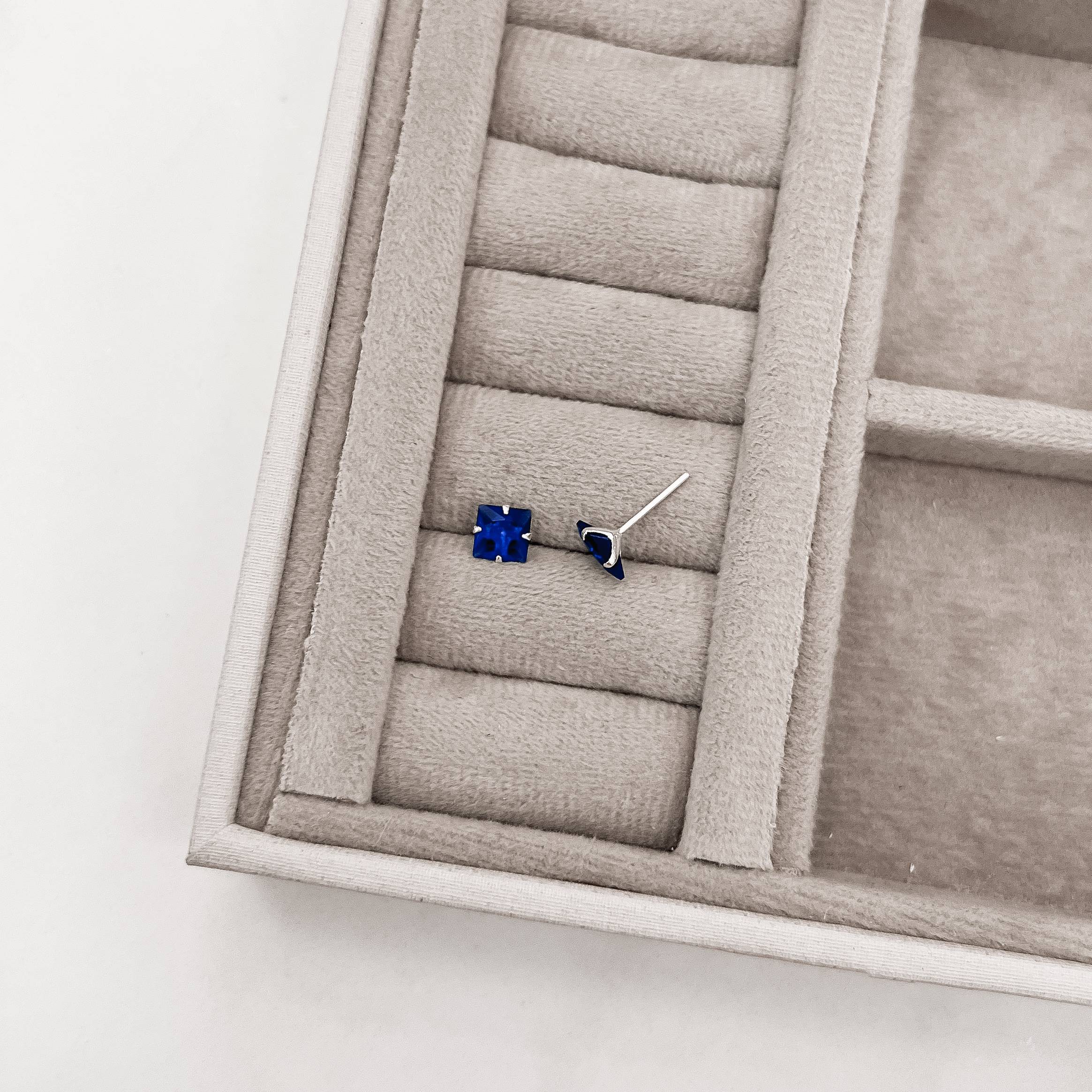 Brinco zircônia quadrada azul bic 6mm