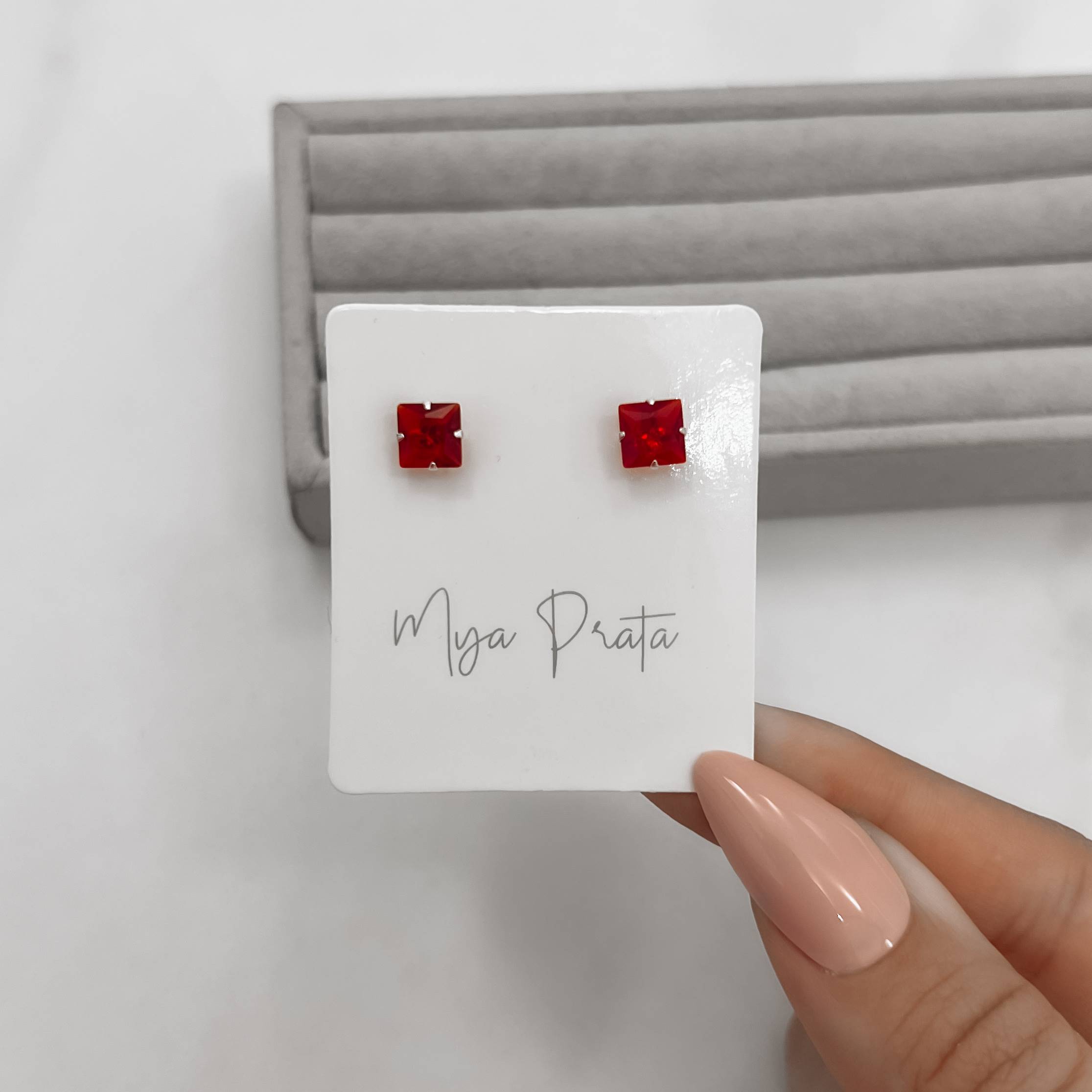 Brinco zircônia quadrada vermelho 6mm