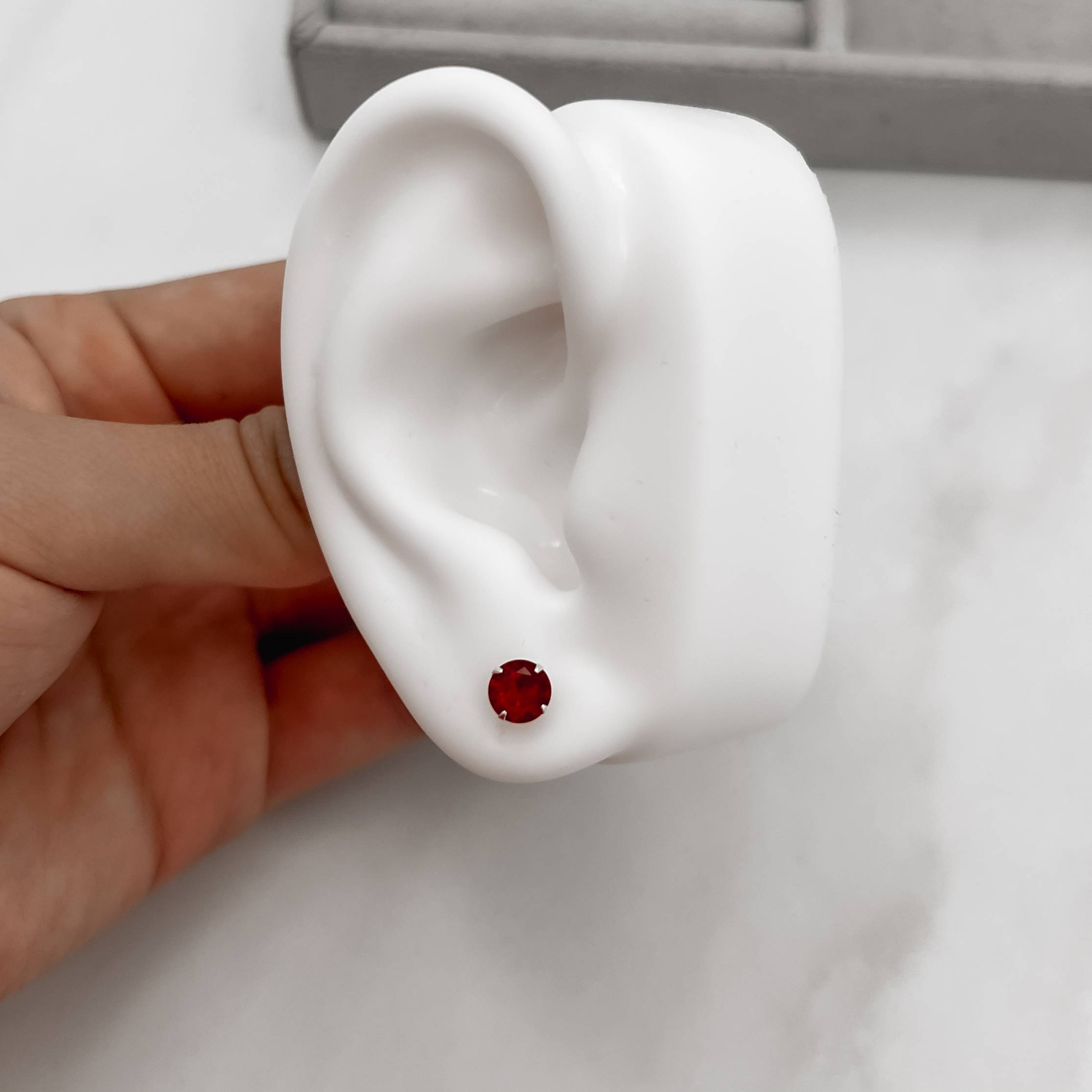 Brinco zircônia redonda vermelho 6mm