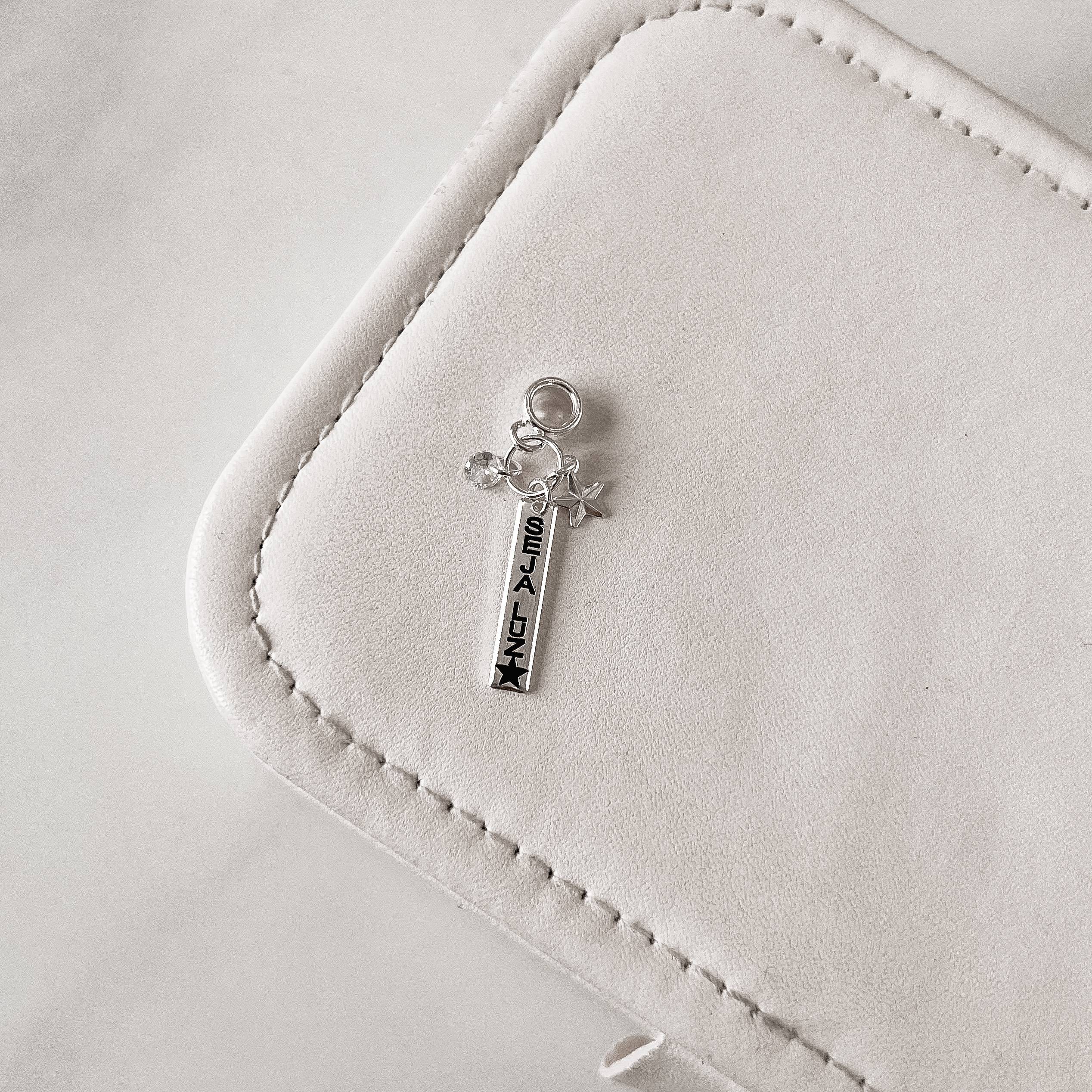 Berloque pingente patuá placa seja luz resina