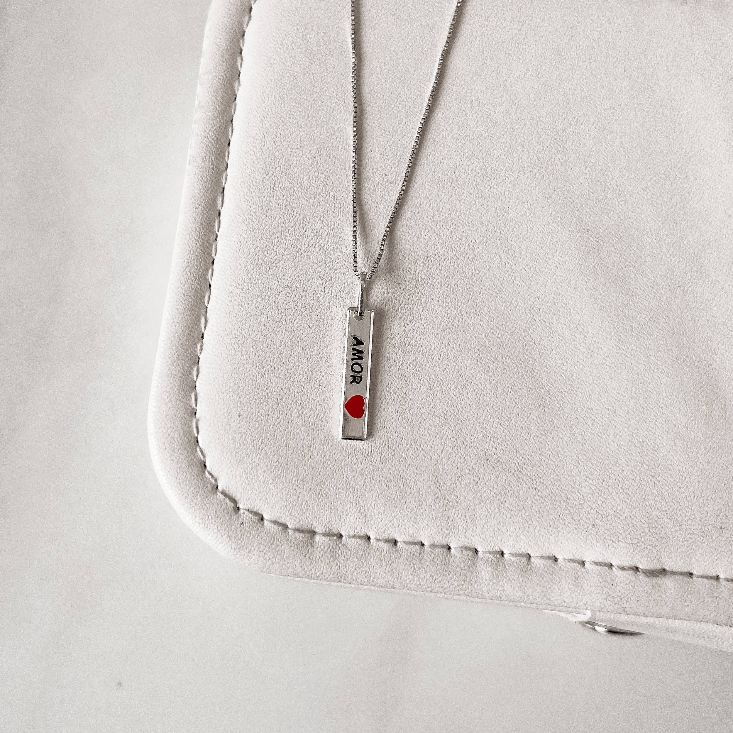 Colar pingente placa amor resina 20mm 45cm