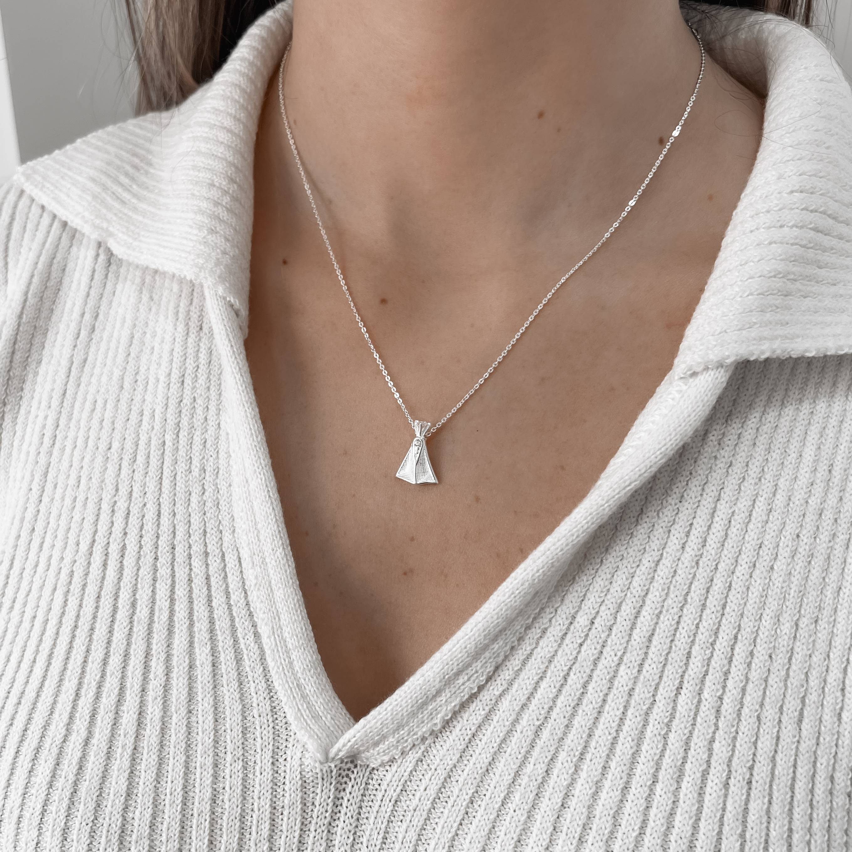 Imagem Secundária Colar Nsa. Sra. Aparecida detalhe zircônias 17mm corrente cadeadinho 45cm