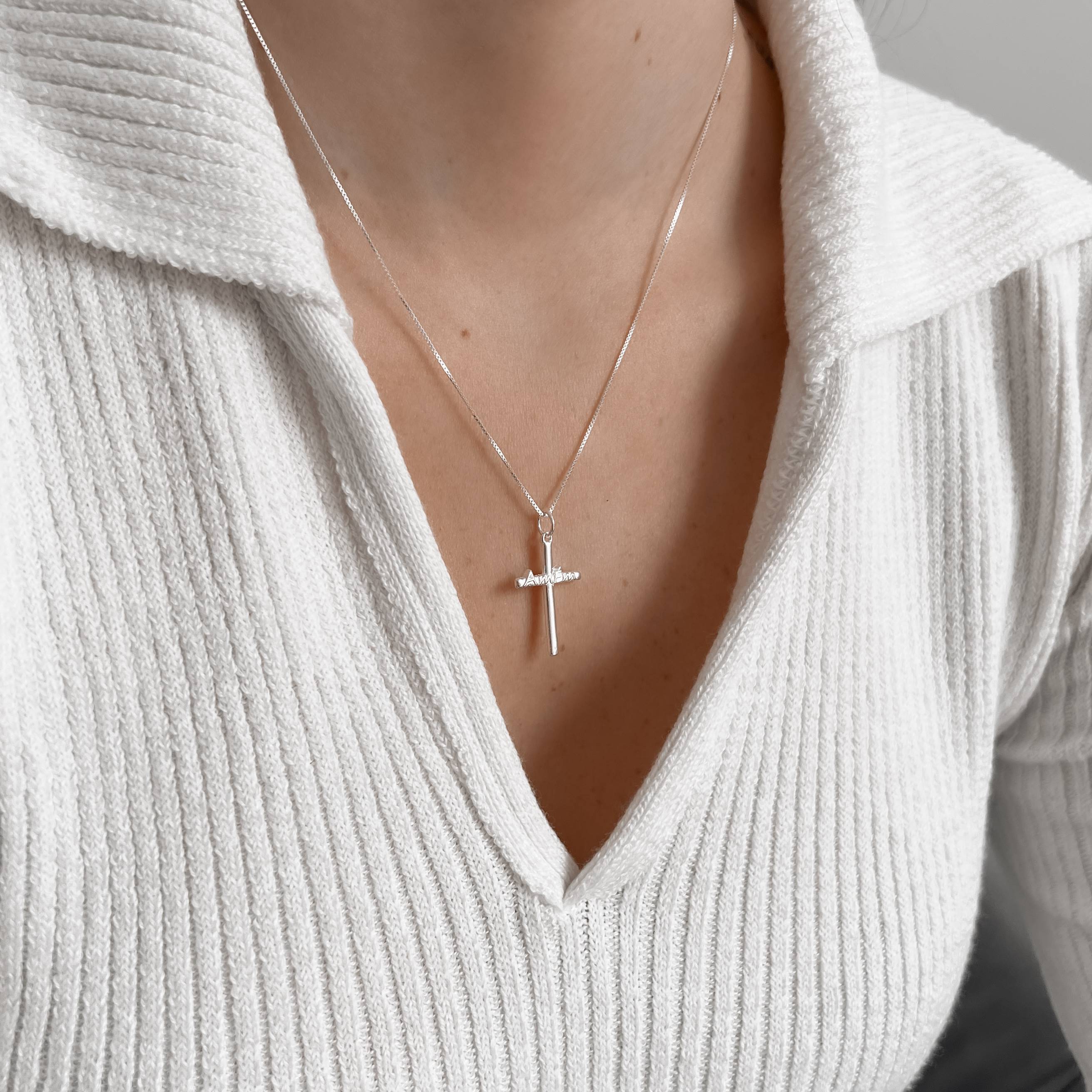 Imagem Secundária Colar pingente cruz escrito Amém 26mm 45cm