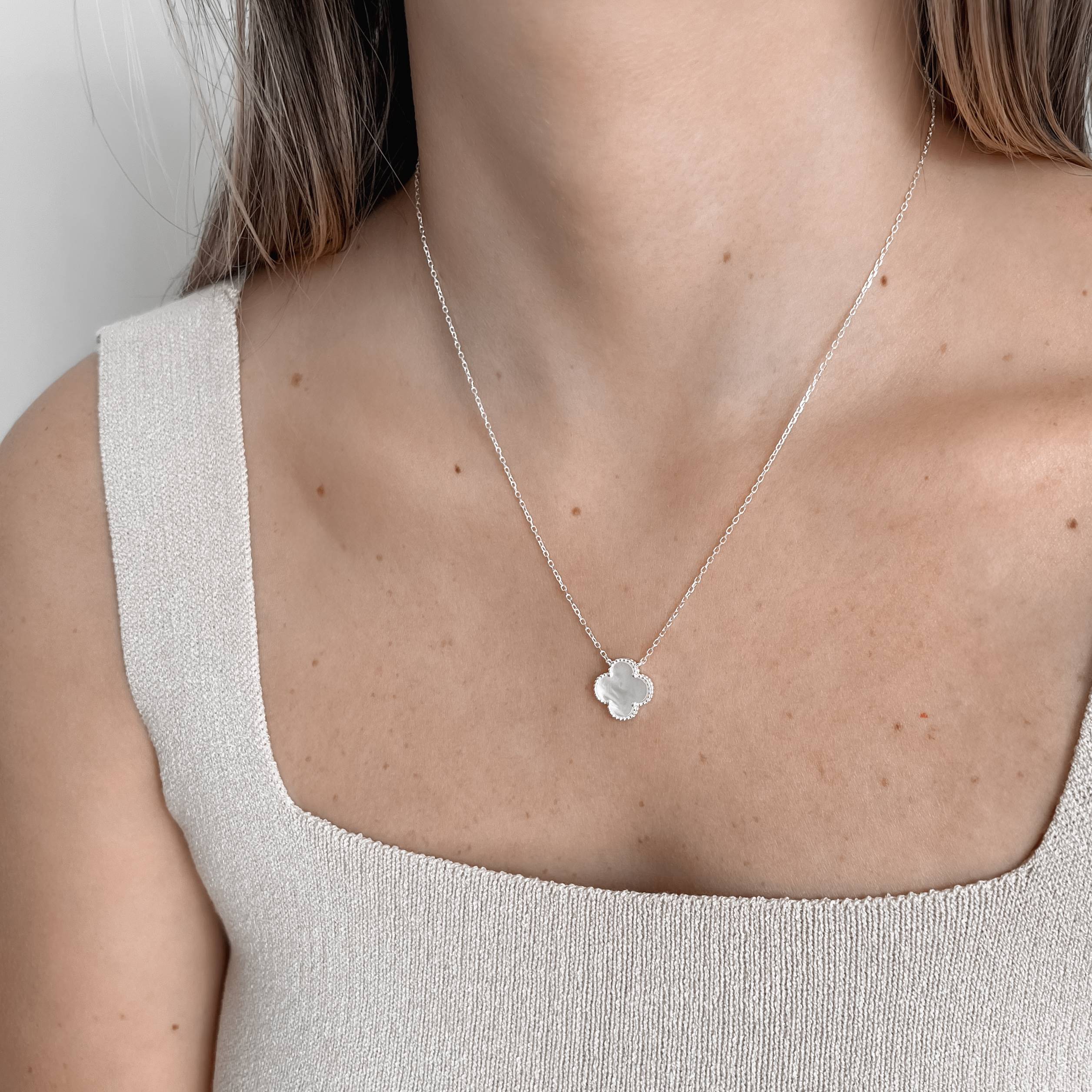 Imagem Secundária Colar trevo madrepérola com bolinhas 14mm corrente cadeado 45+5cm