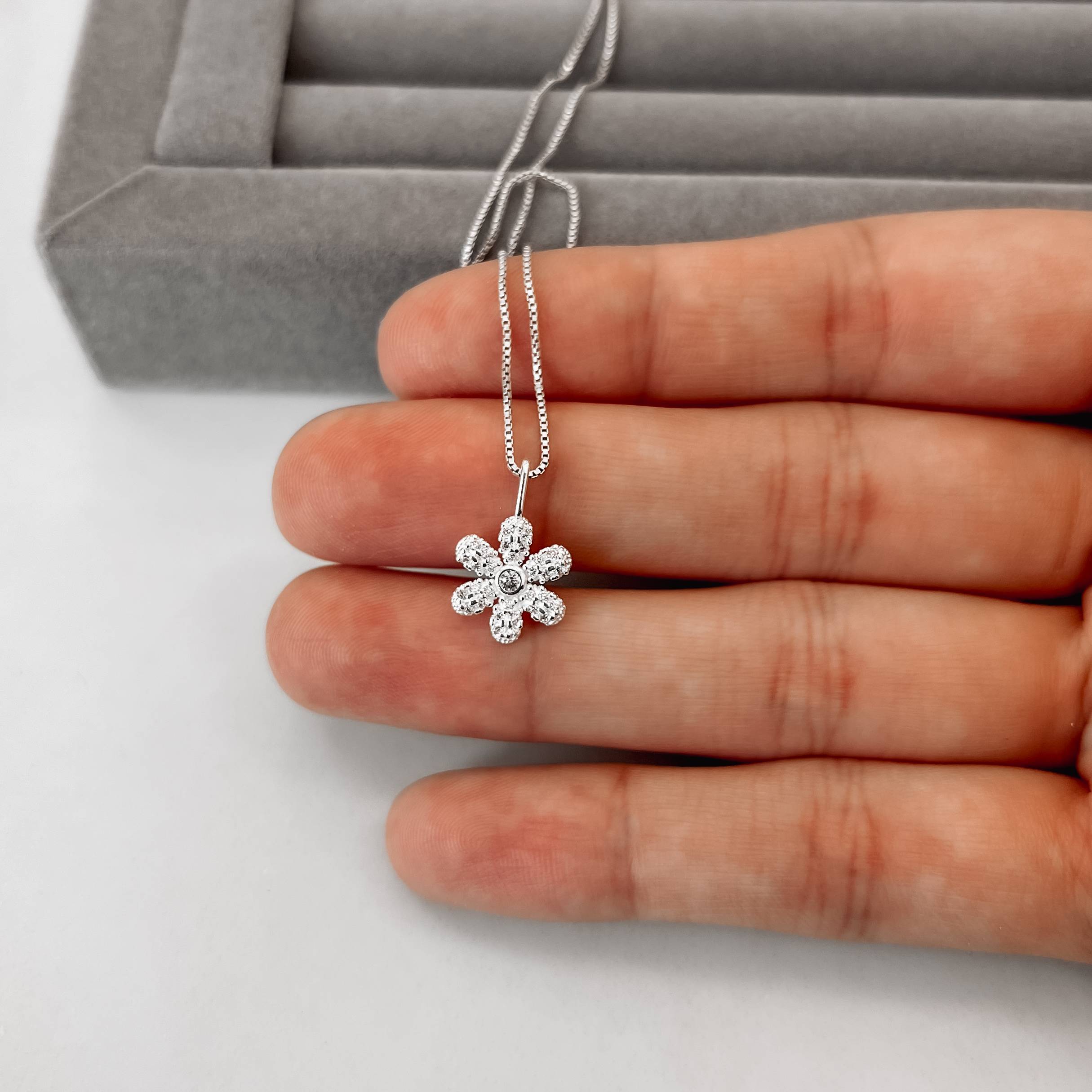 Imagem Colar pingente flor cravejada 11mm 45cm