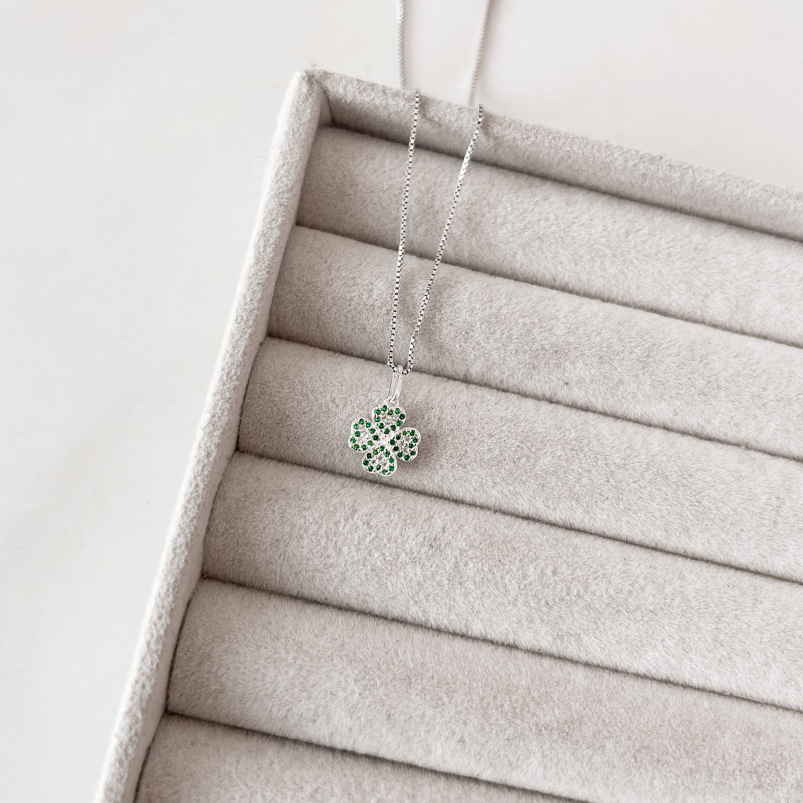 Imagem Colar pingente trevo cravejado verde e cristal 9mm 40cm