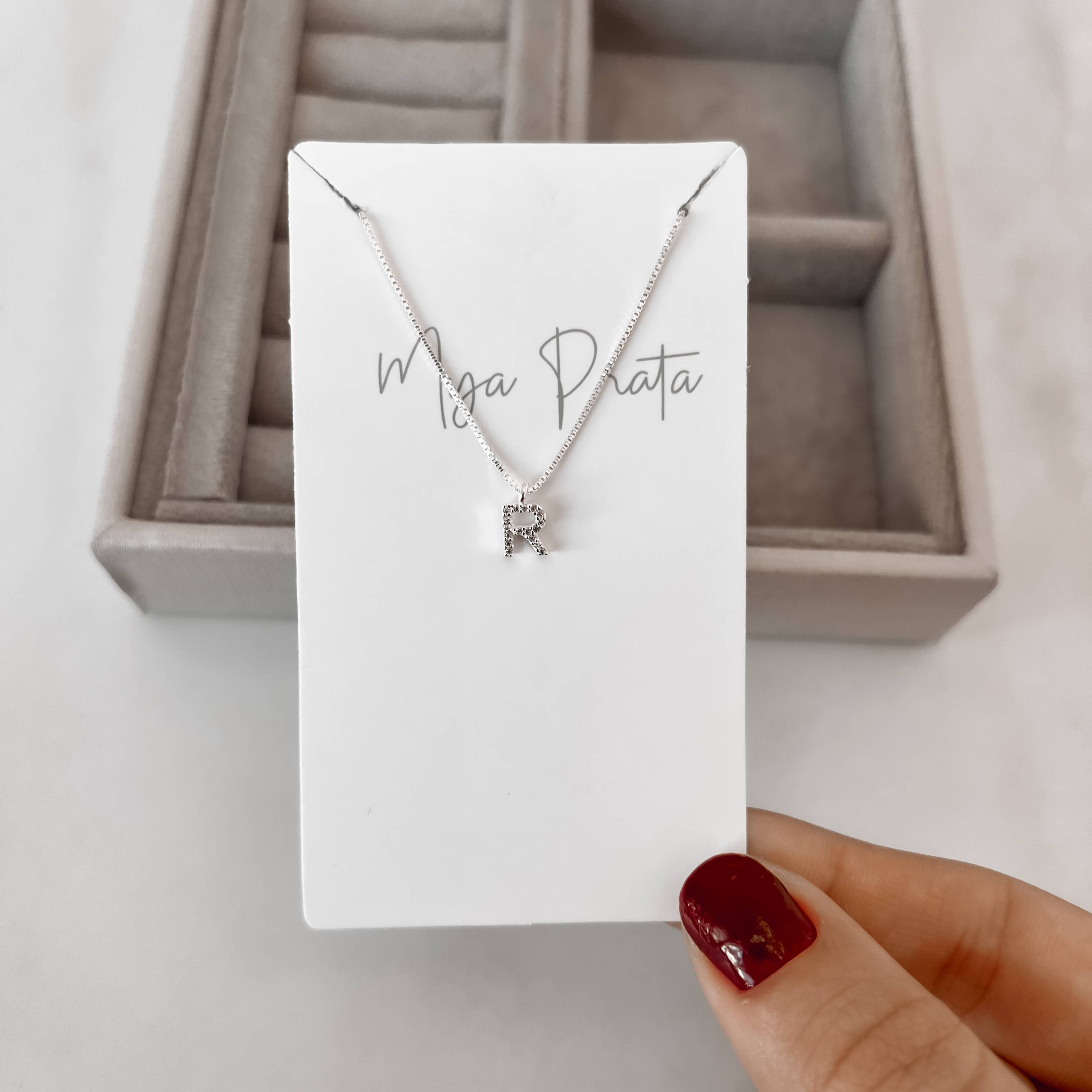 Colar pingente letra R cravejada 6mm 40cm