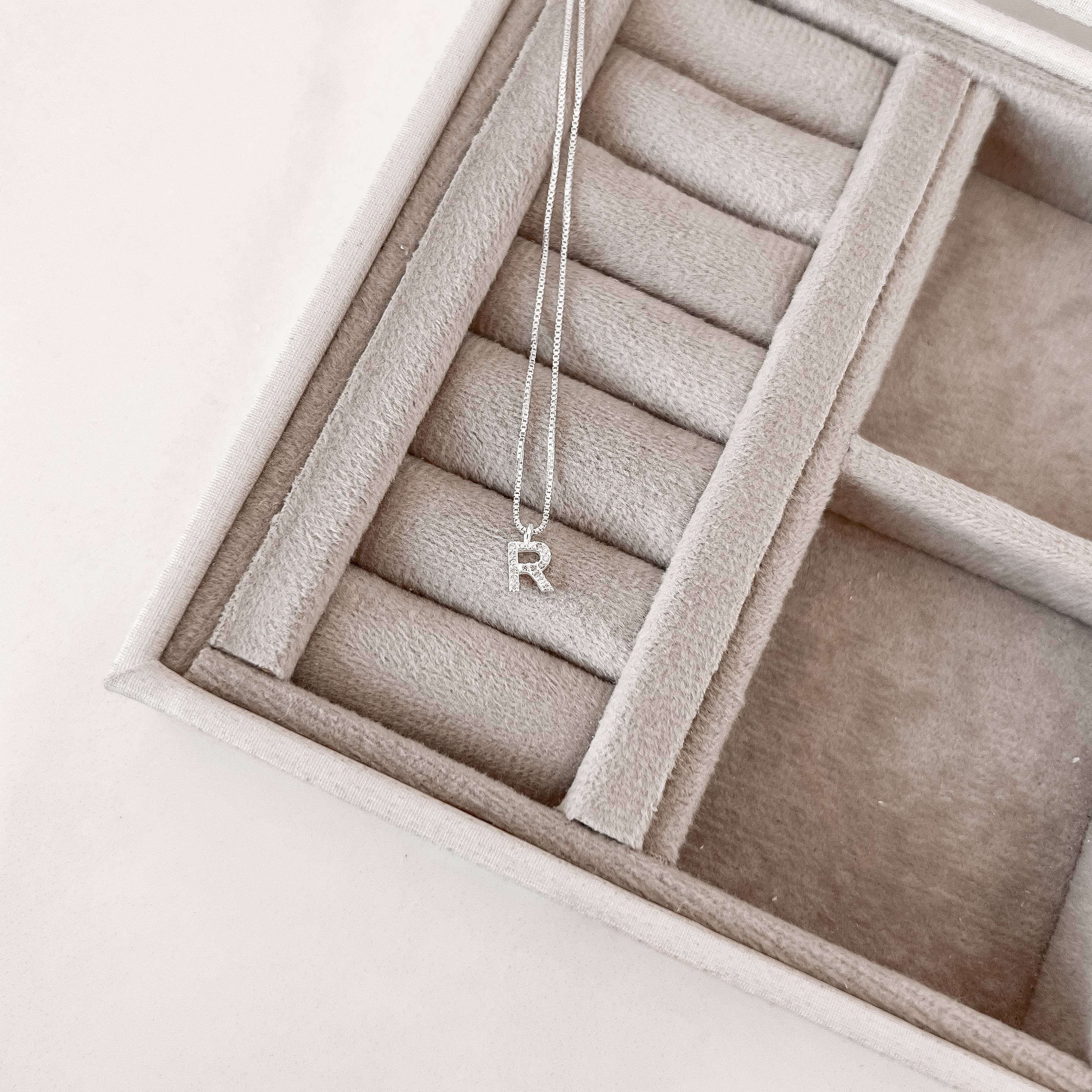 Imagem Secundária Colar pingente letra R cravejada 6mm 40cm