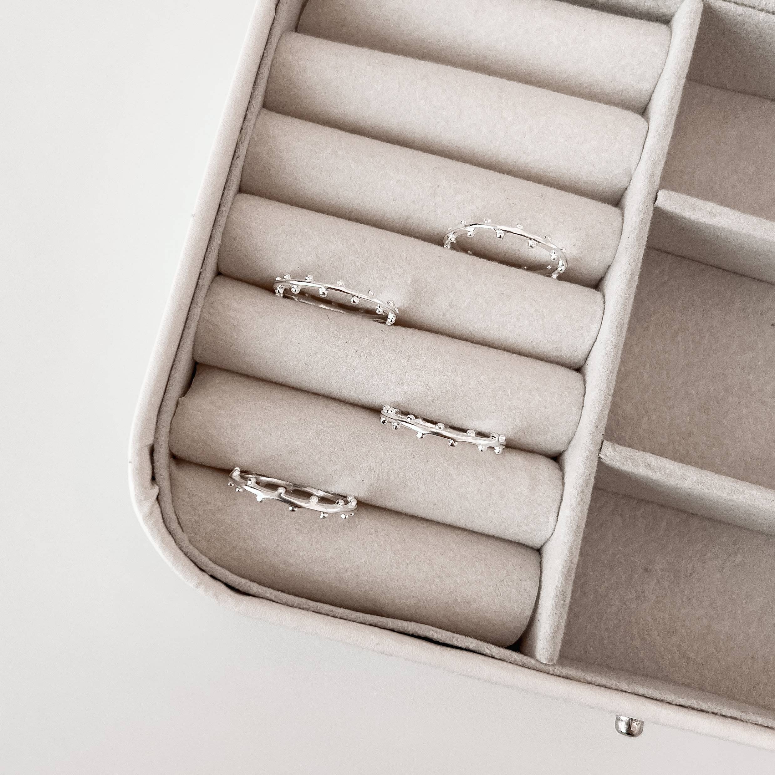 Imagem Secundária Anel fino com bolinhas