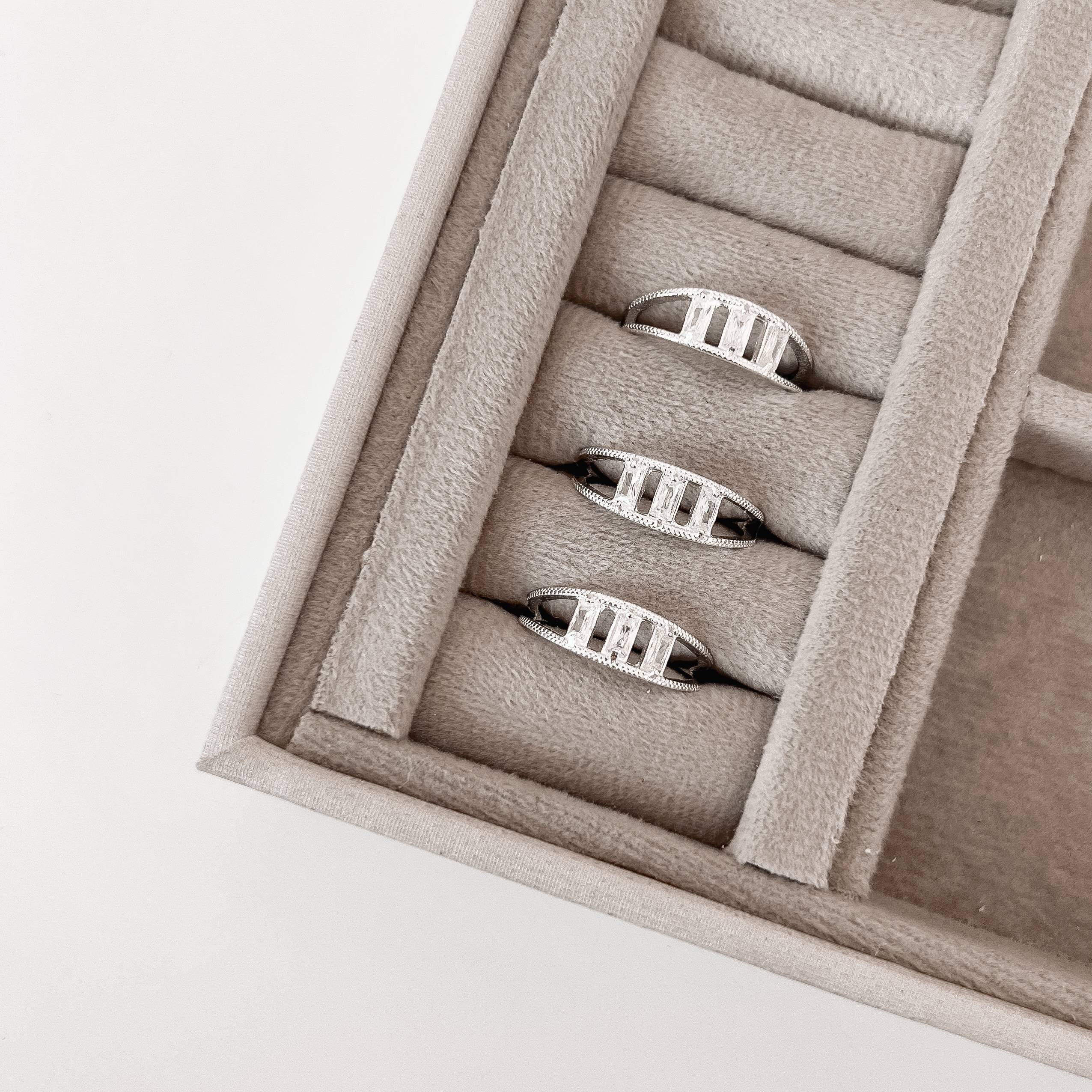 Imagem Anel 2 fios trabalhados com zircônias retangulares