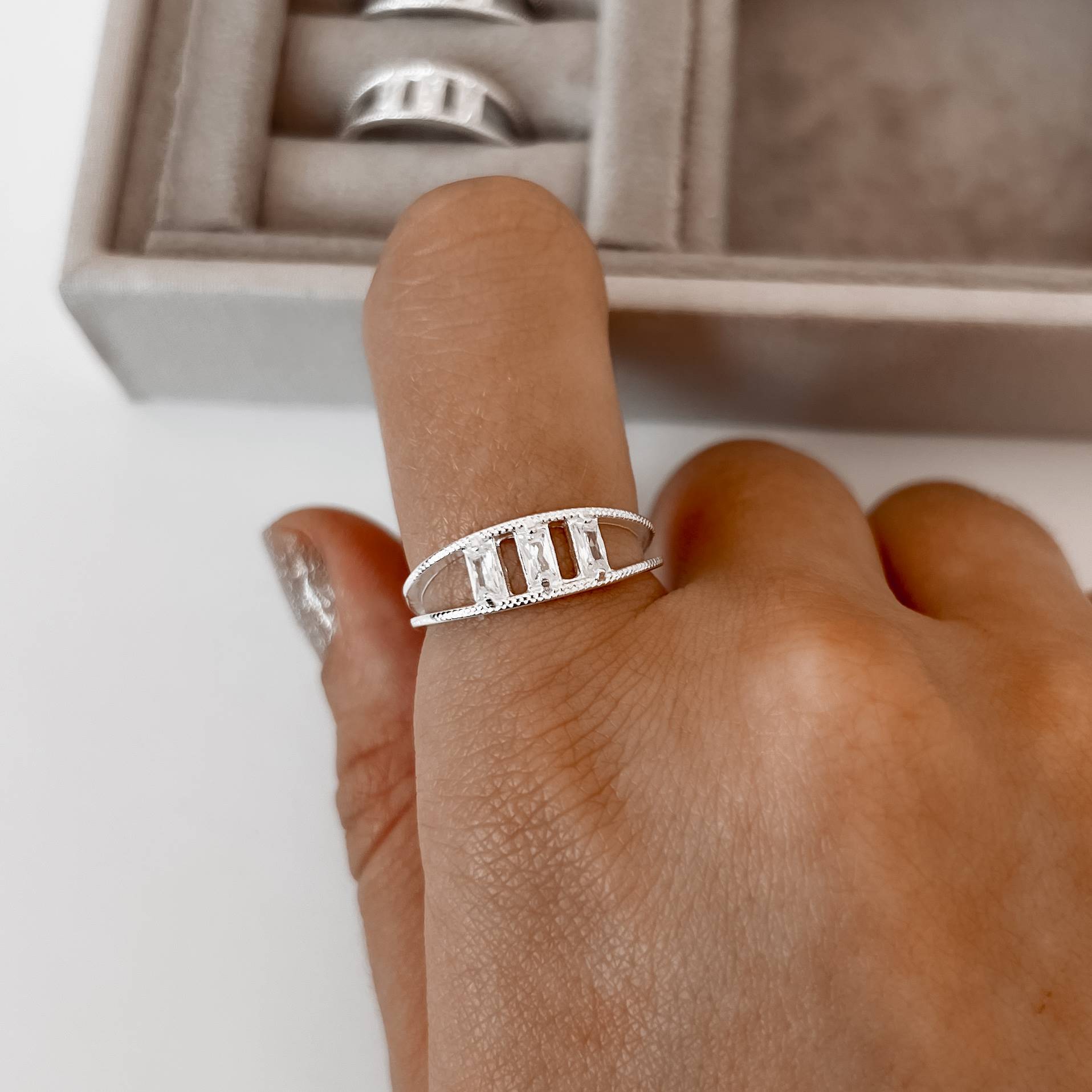 Imagem Secundária Anel 2 fios trabalhados com zircônias retangulares