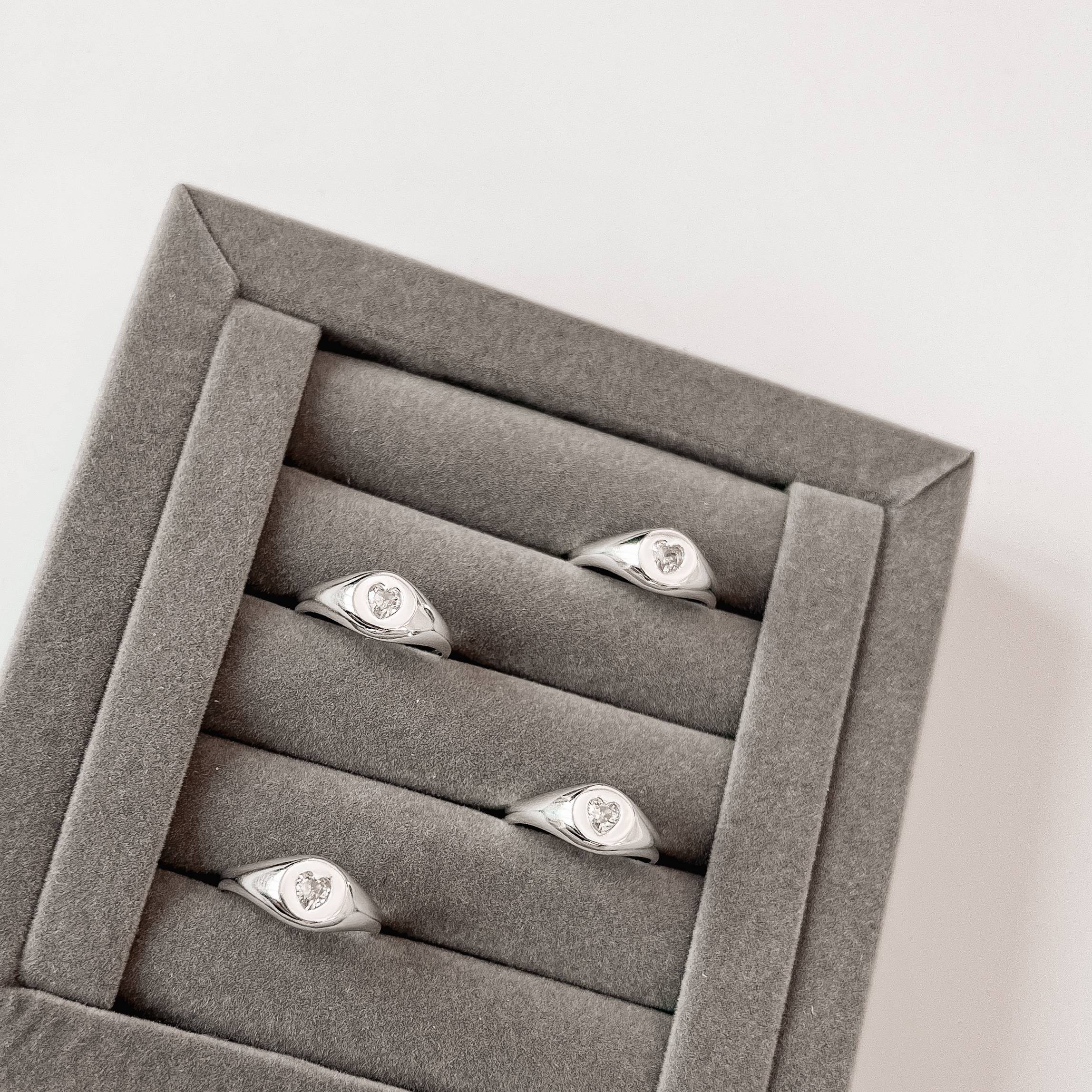 Imagem Anel oval com zircônia coração