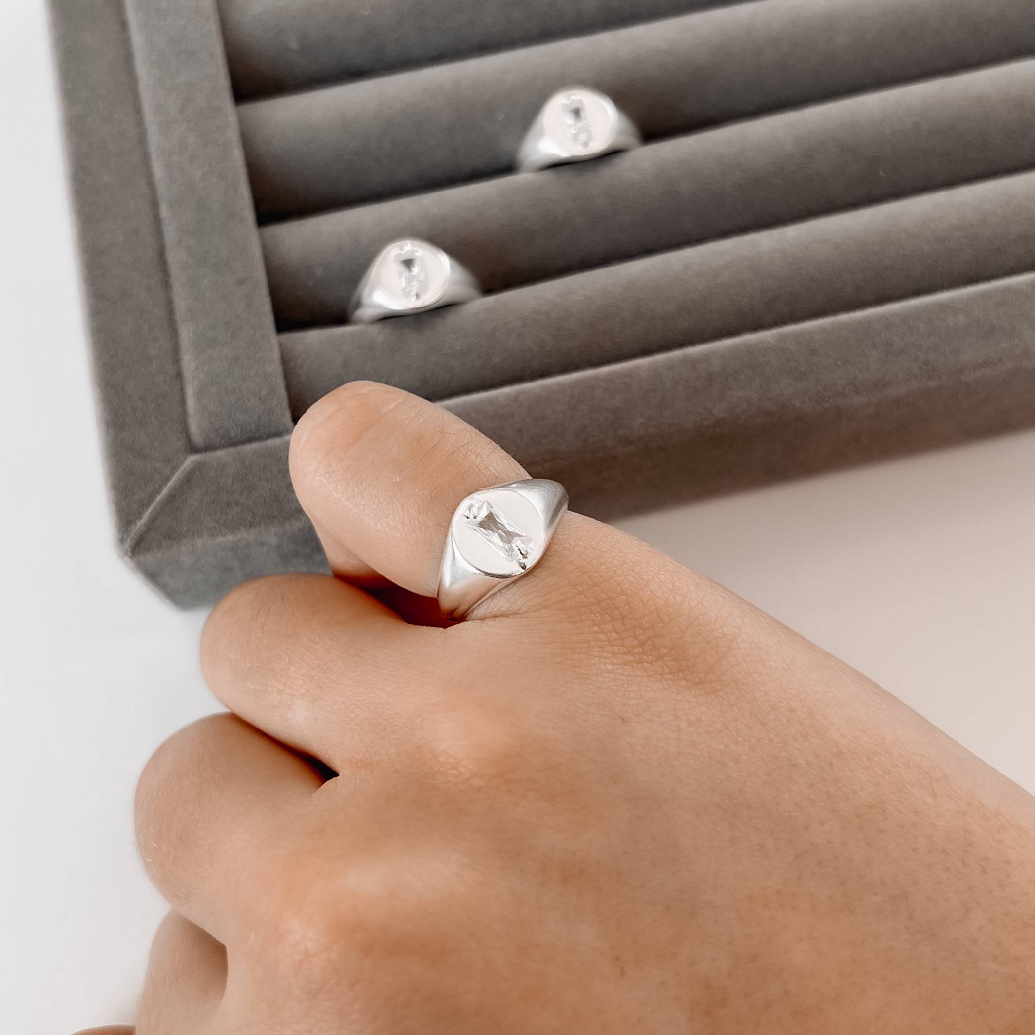 Imagem Secundária Anel oval com zircônia retangular dedinho