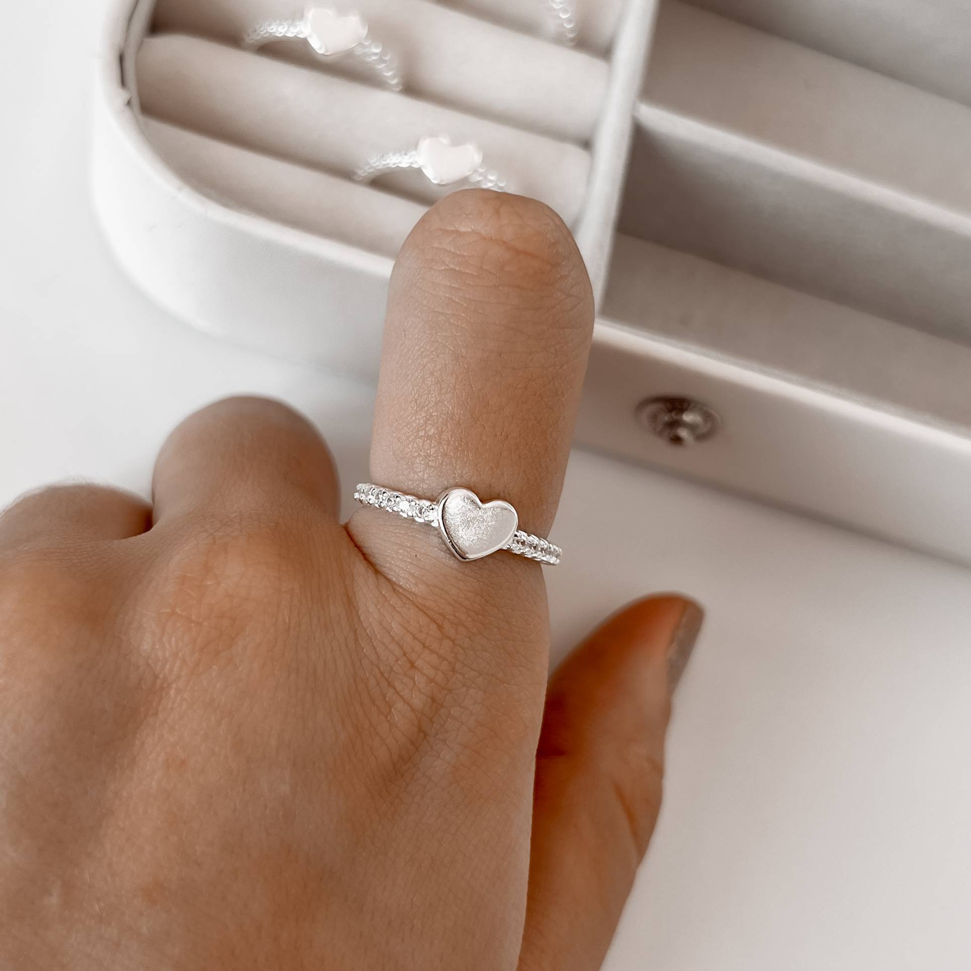 Imagem Secundária Anel coração com cravejado lateral