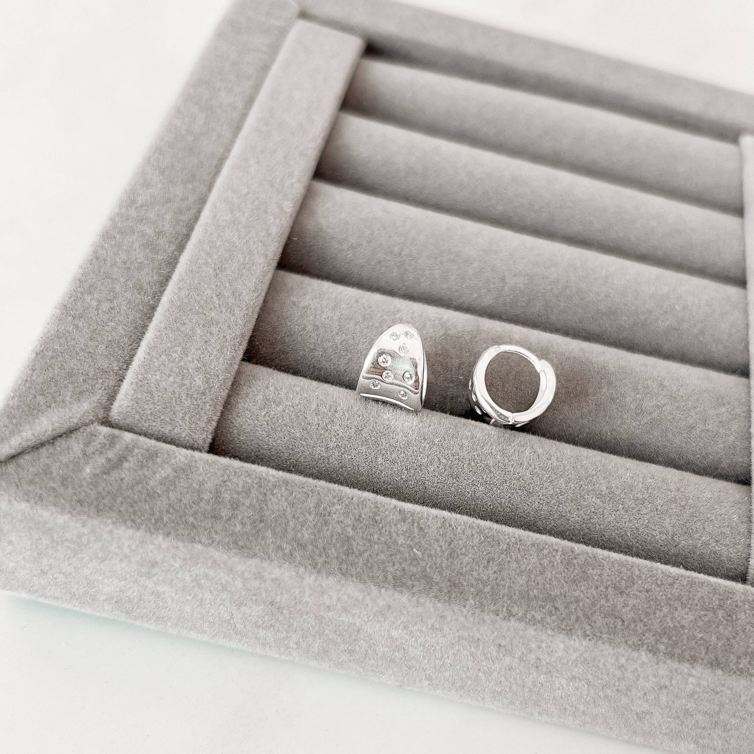 Imagem Argola click larga com zircônias 10mm detalhe corações vazados