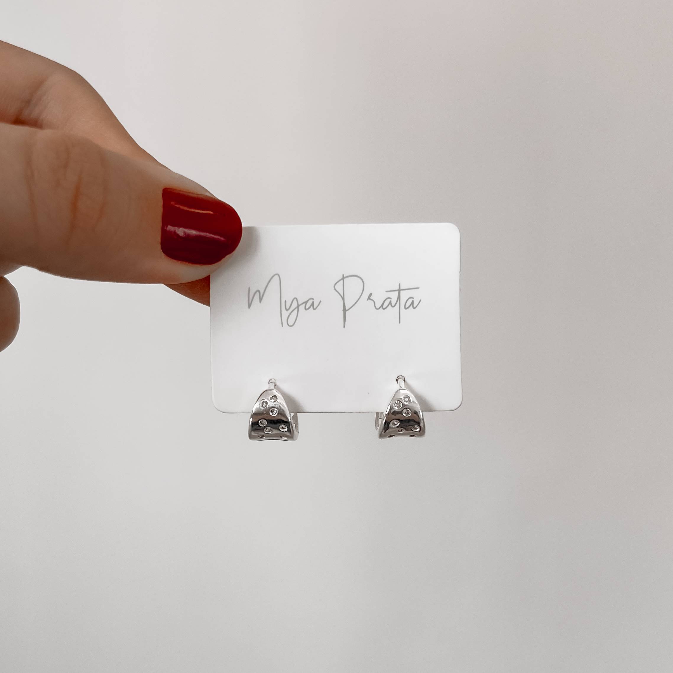 Imagem Secundária Argola click larga com zircônias 10mm detalhe corações vazados