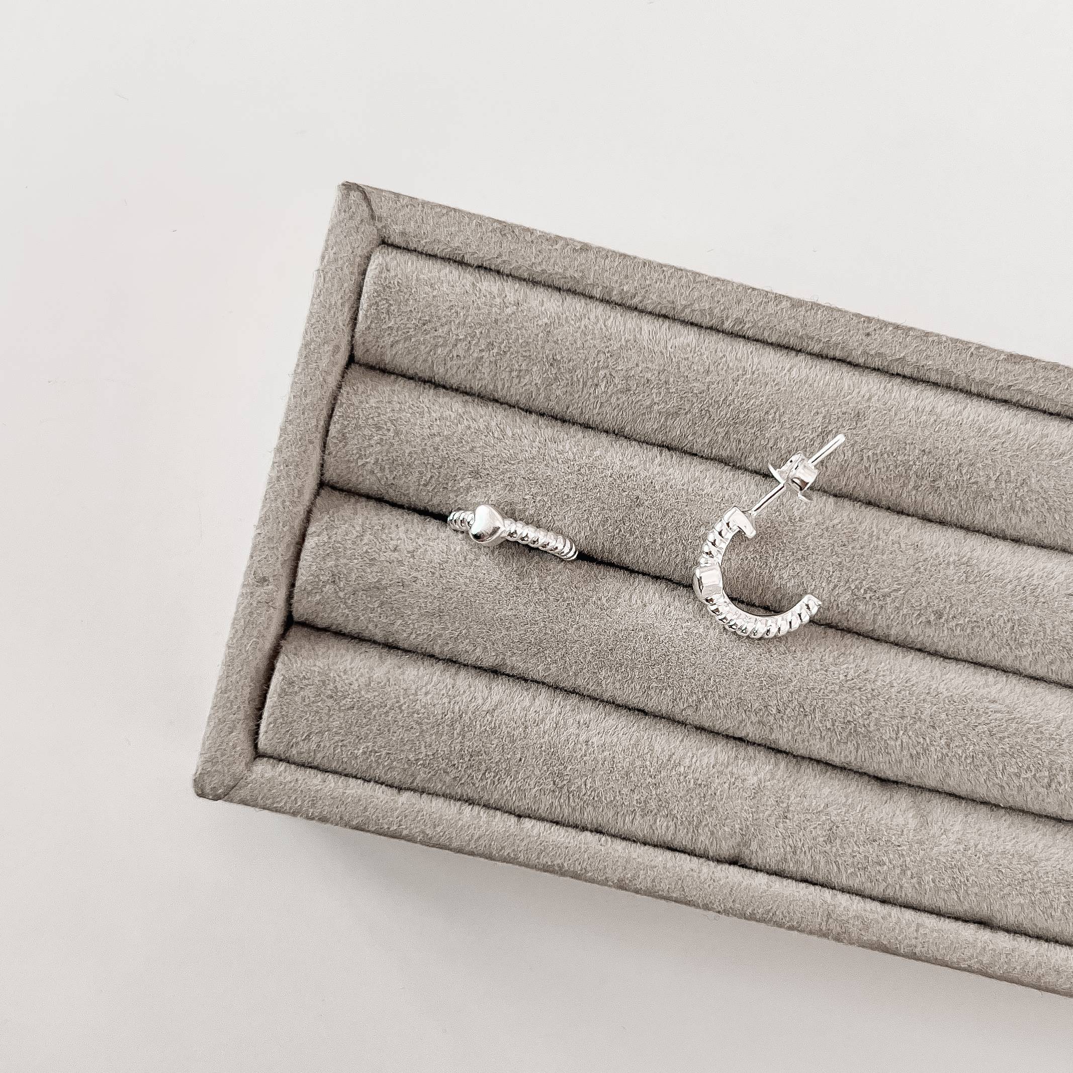 Imagem Secundária Brinco meia argola torcida com coração 13mm tarraxa